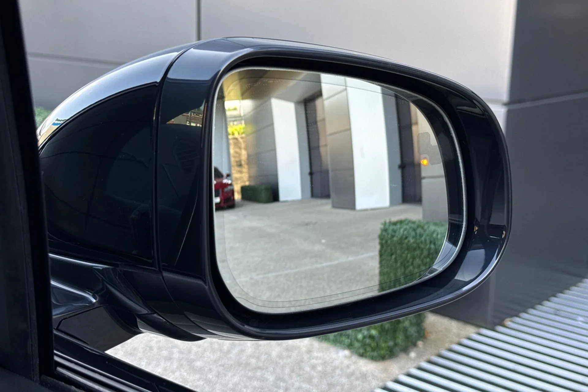 Jaguar I-PACE thumbnail image number 22