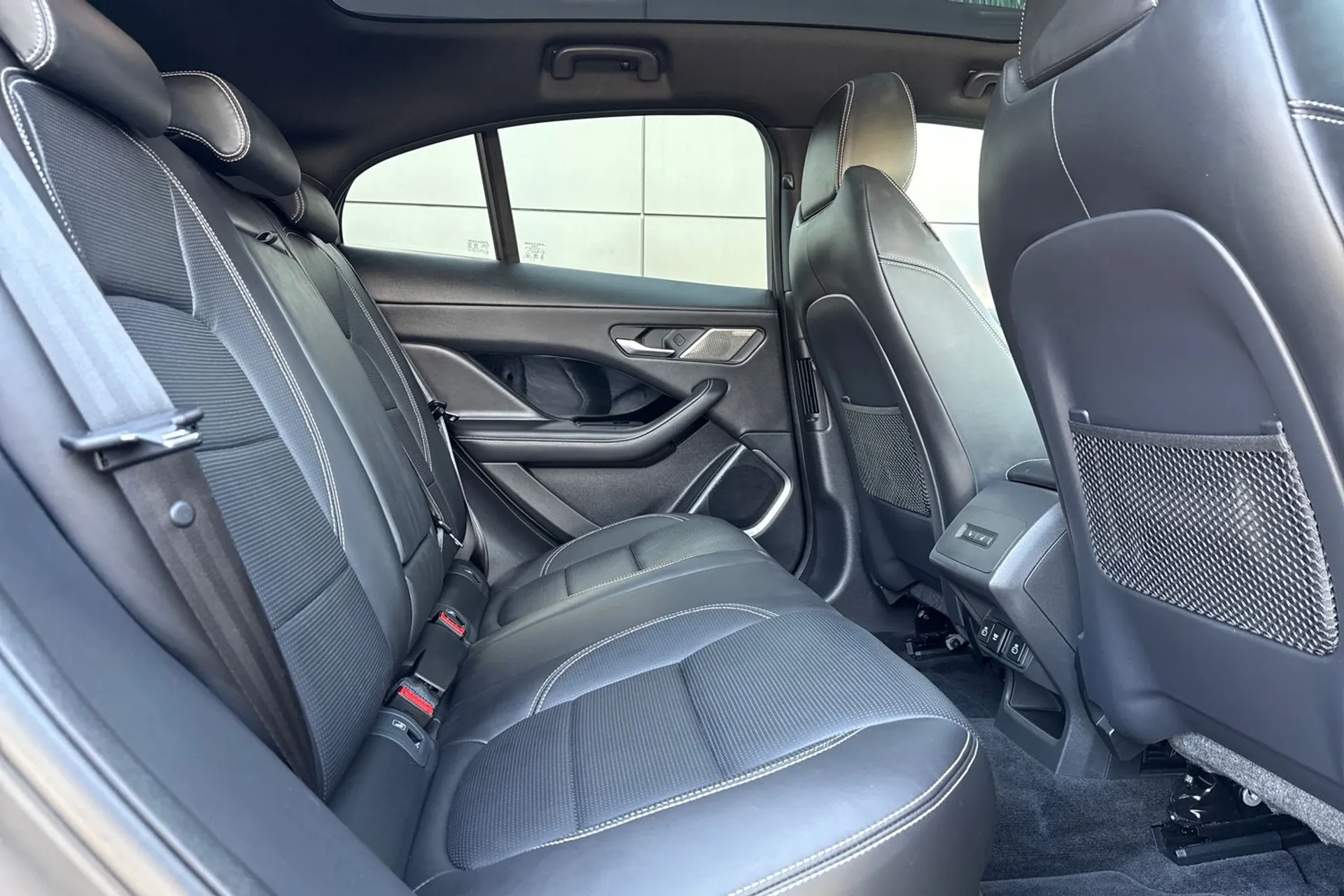 Jaguar I-PACE thumbnail image number 21