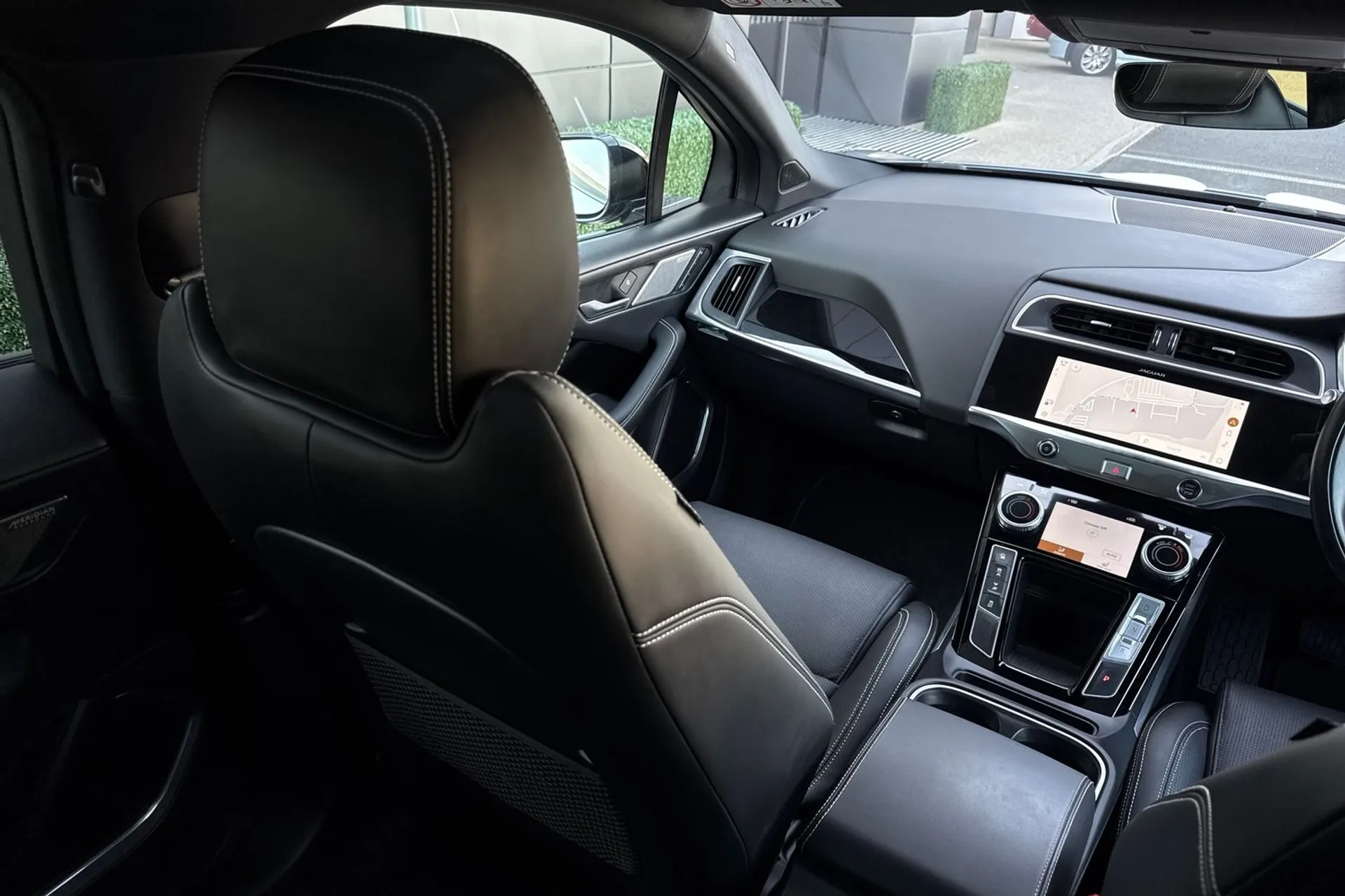 Jaguar I-PACE thumbnail image number 44