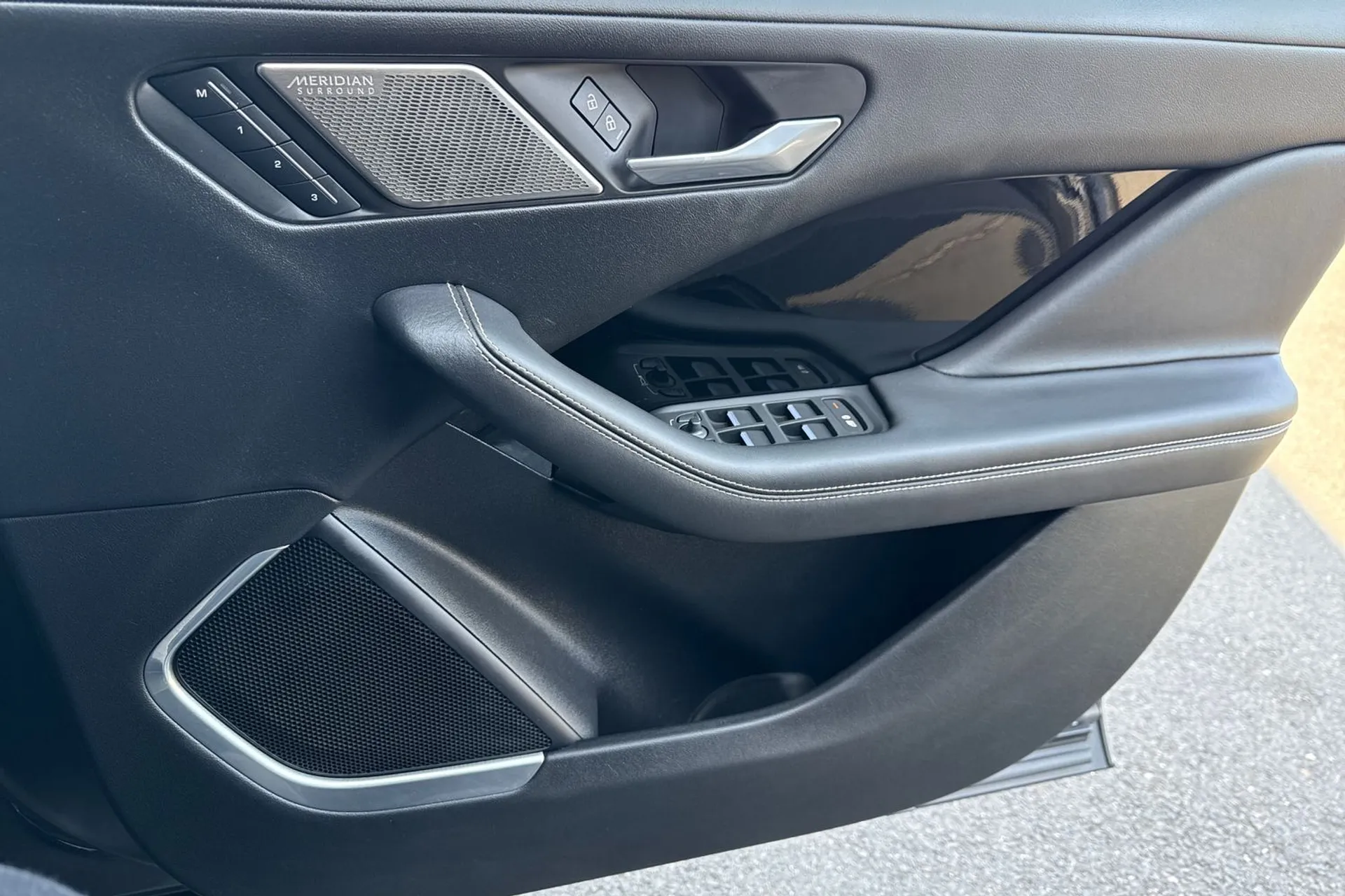 Jaguar I-PACE thumbnail image number 53