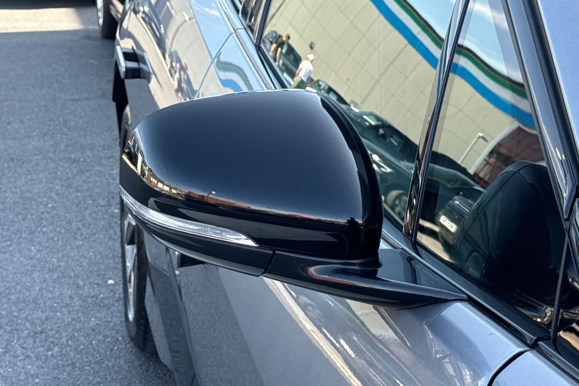 Jaguar I-PACE thumbnail image number 32