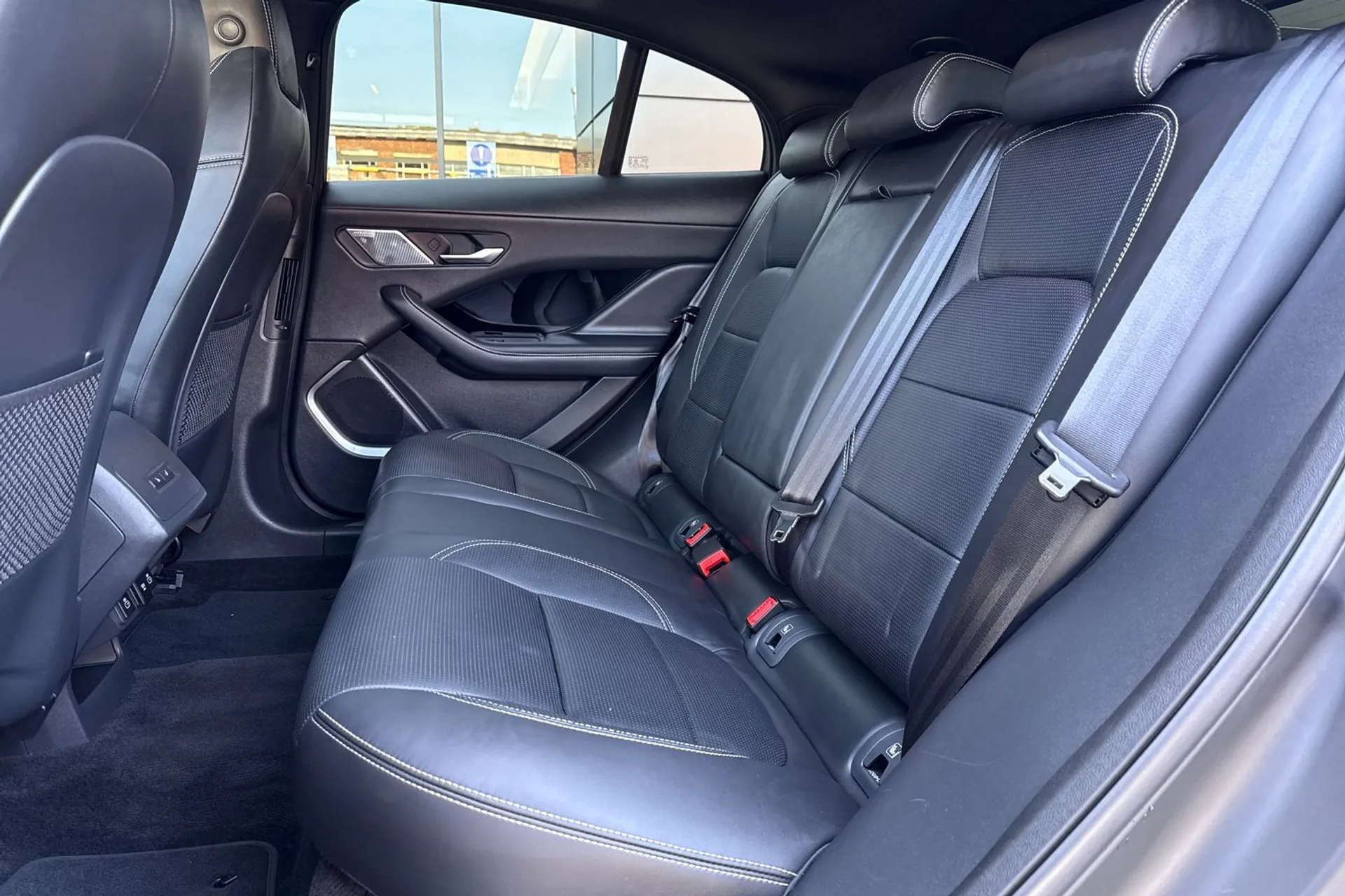 Jaguar I-PACE thumbnail image number 42