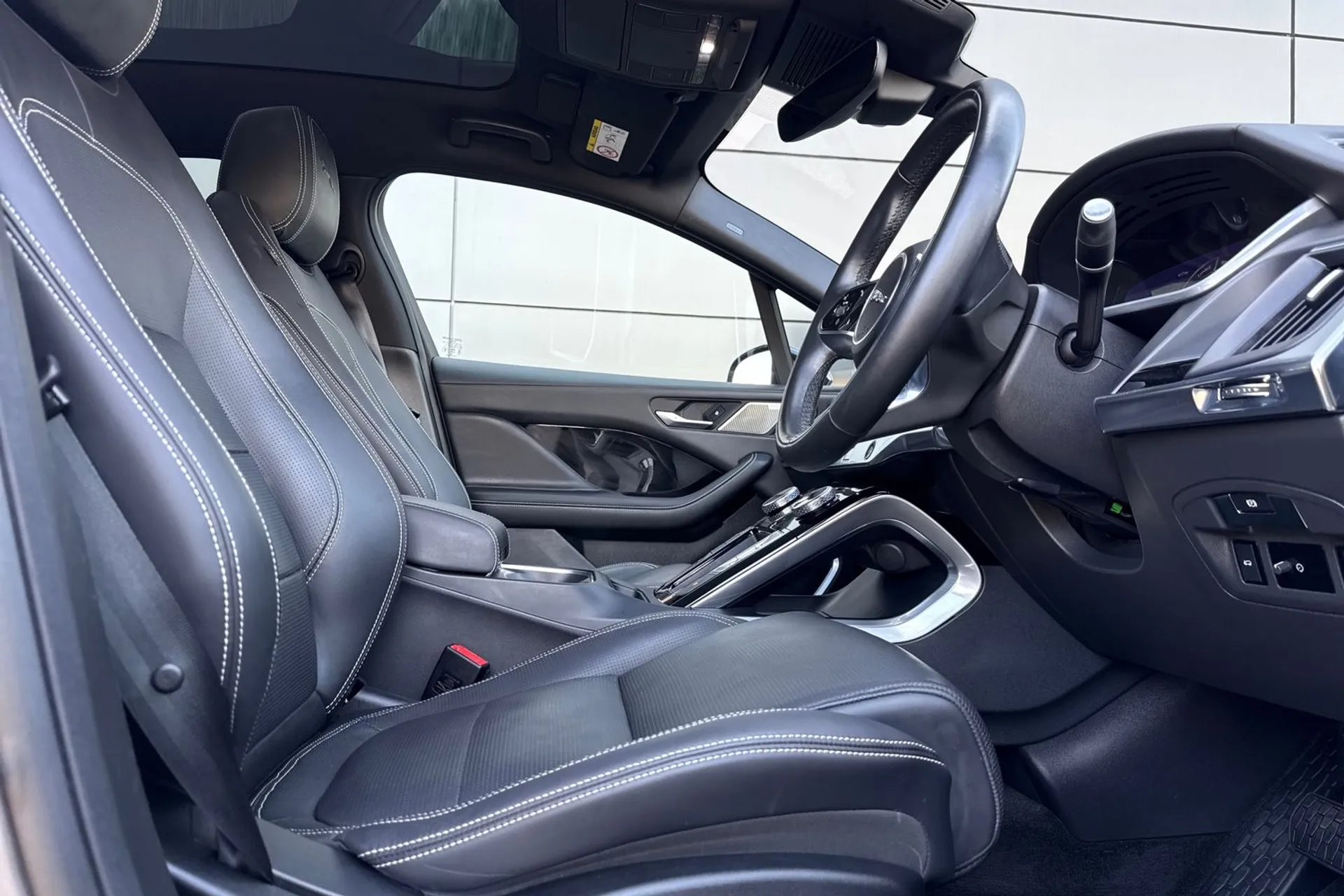 Jaguar I-PACE thumbnail image number 19