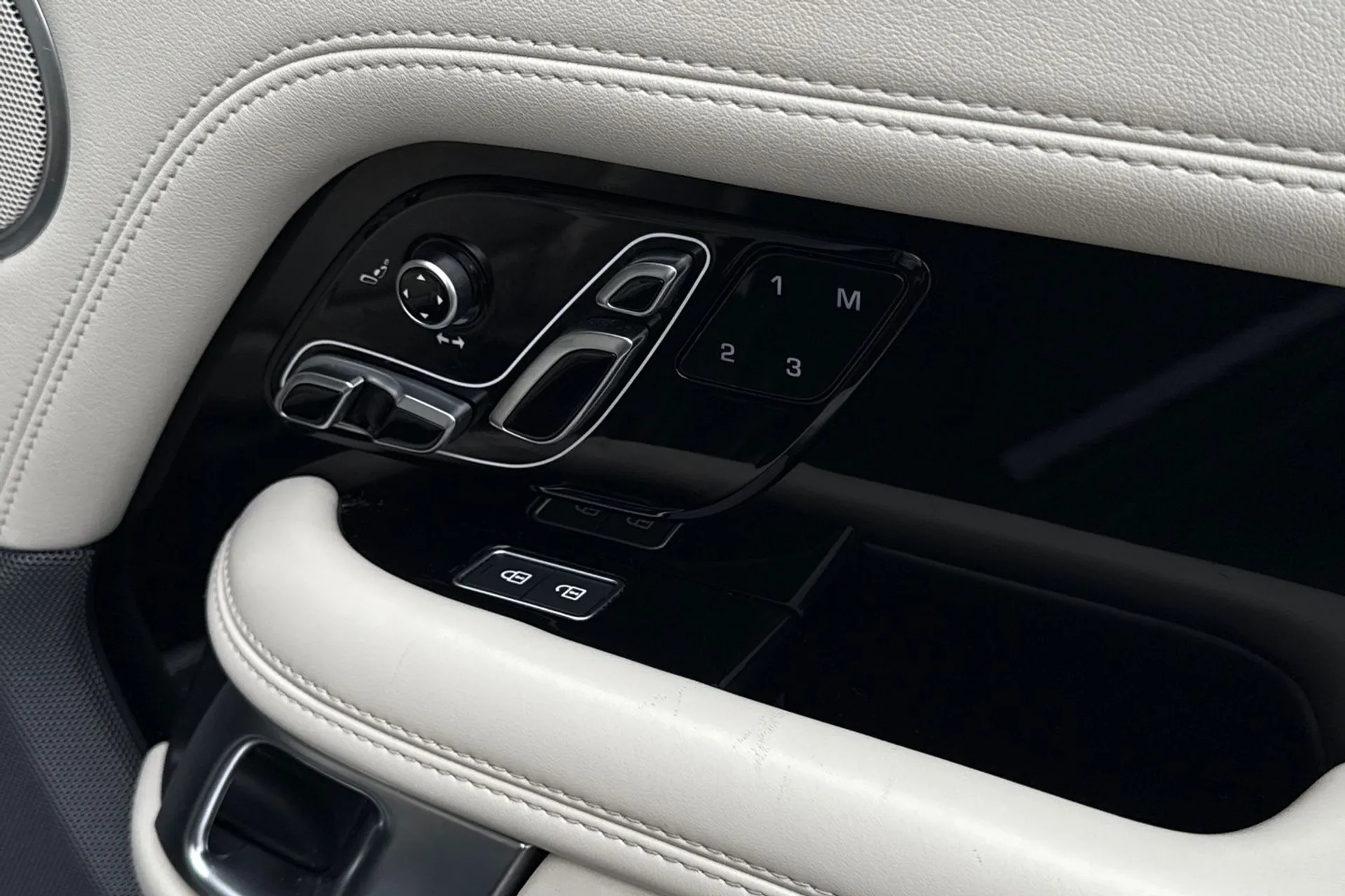 LAND ROVER RANGE ROVER thumbnail image number 60