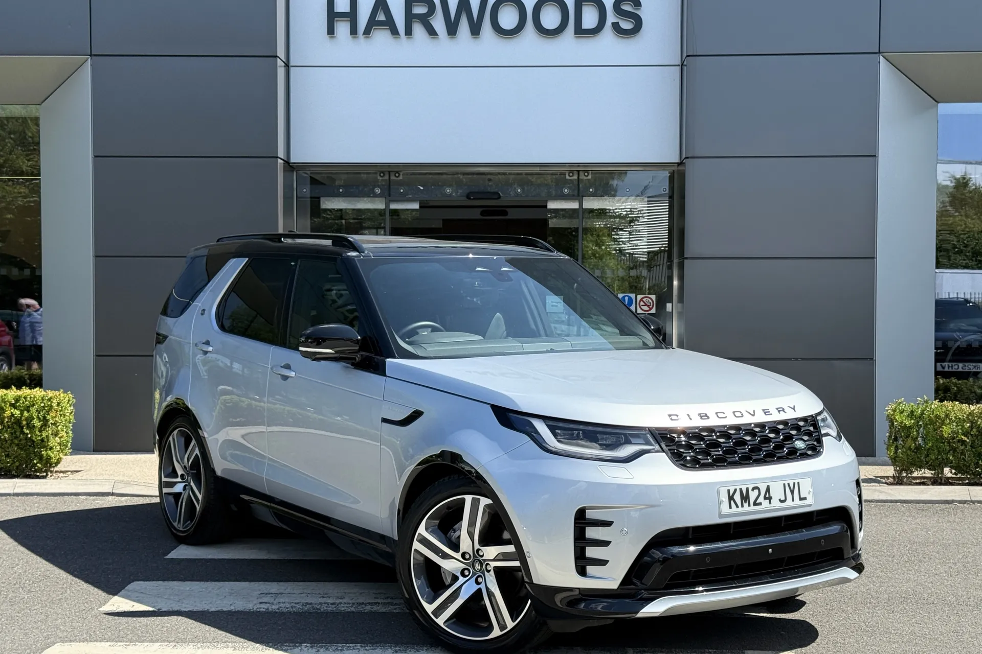 LAND ROVER DISCOVERY focused image