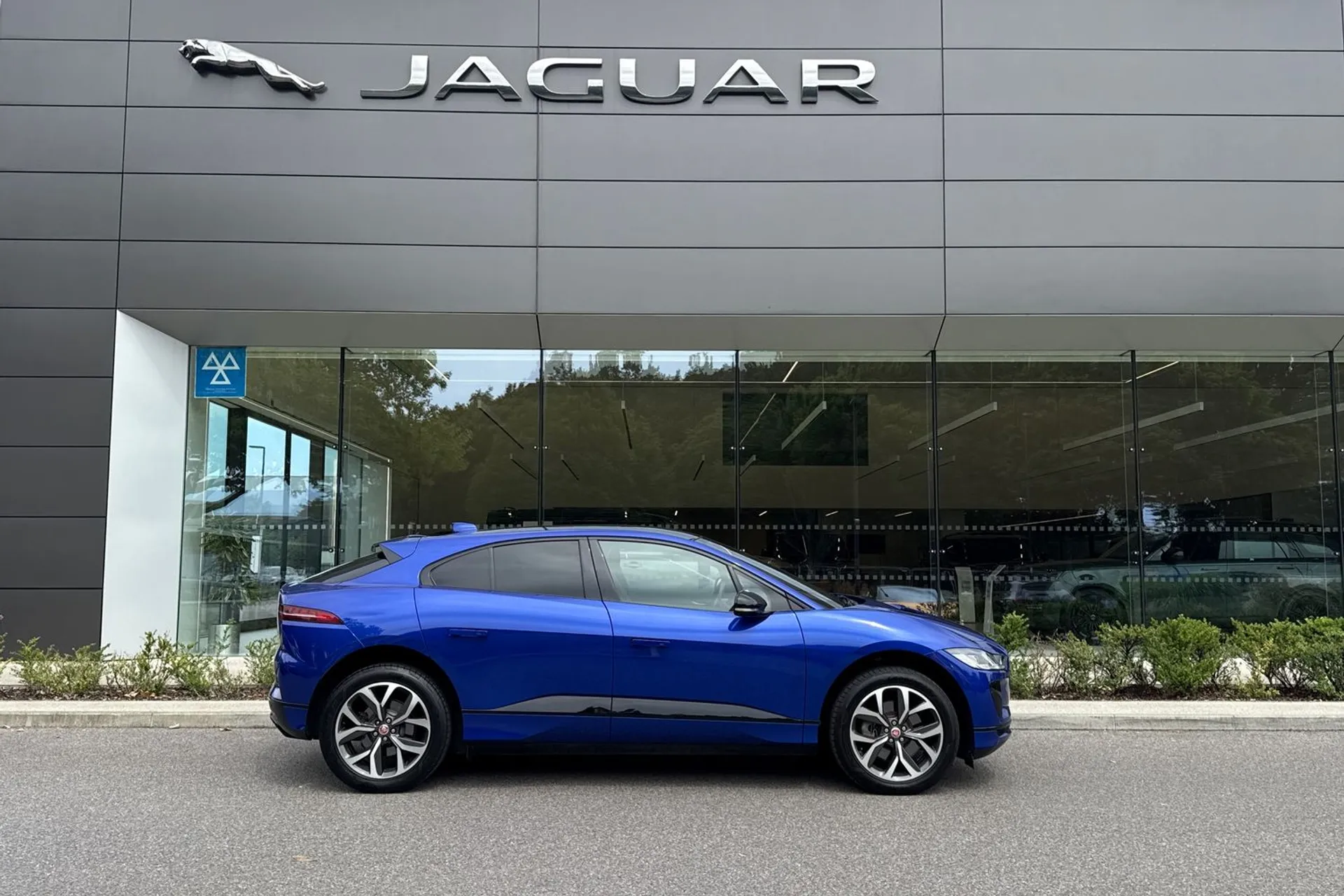 Jaguar I-PACE thumbnail image number 2