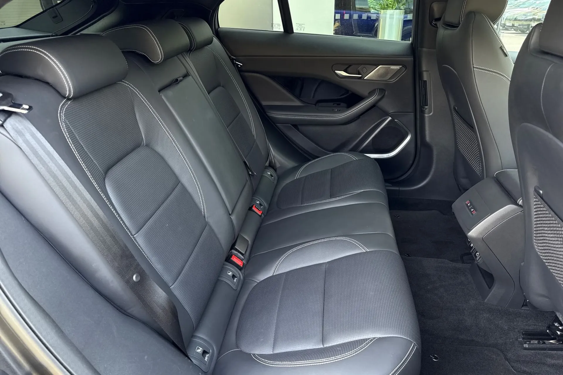 Jaguar I-PACE thumbnail image number 35