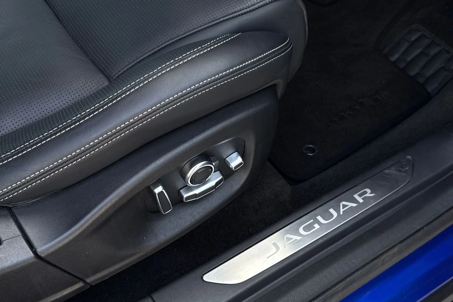 Jaguar I-PACE thumbnail image number 40