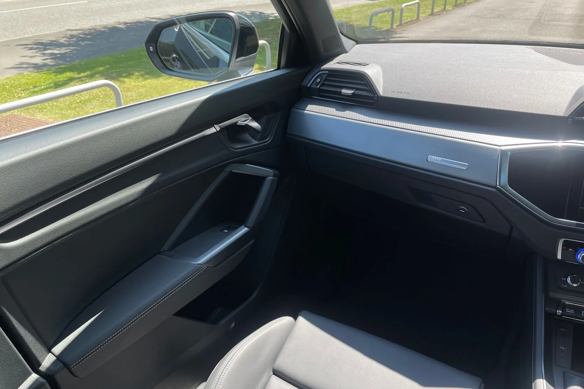 Audi Q3 thumbnail image number 31