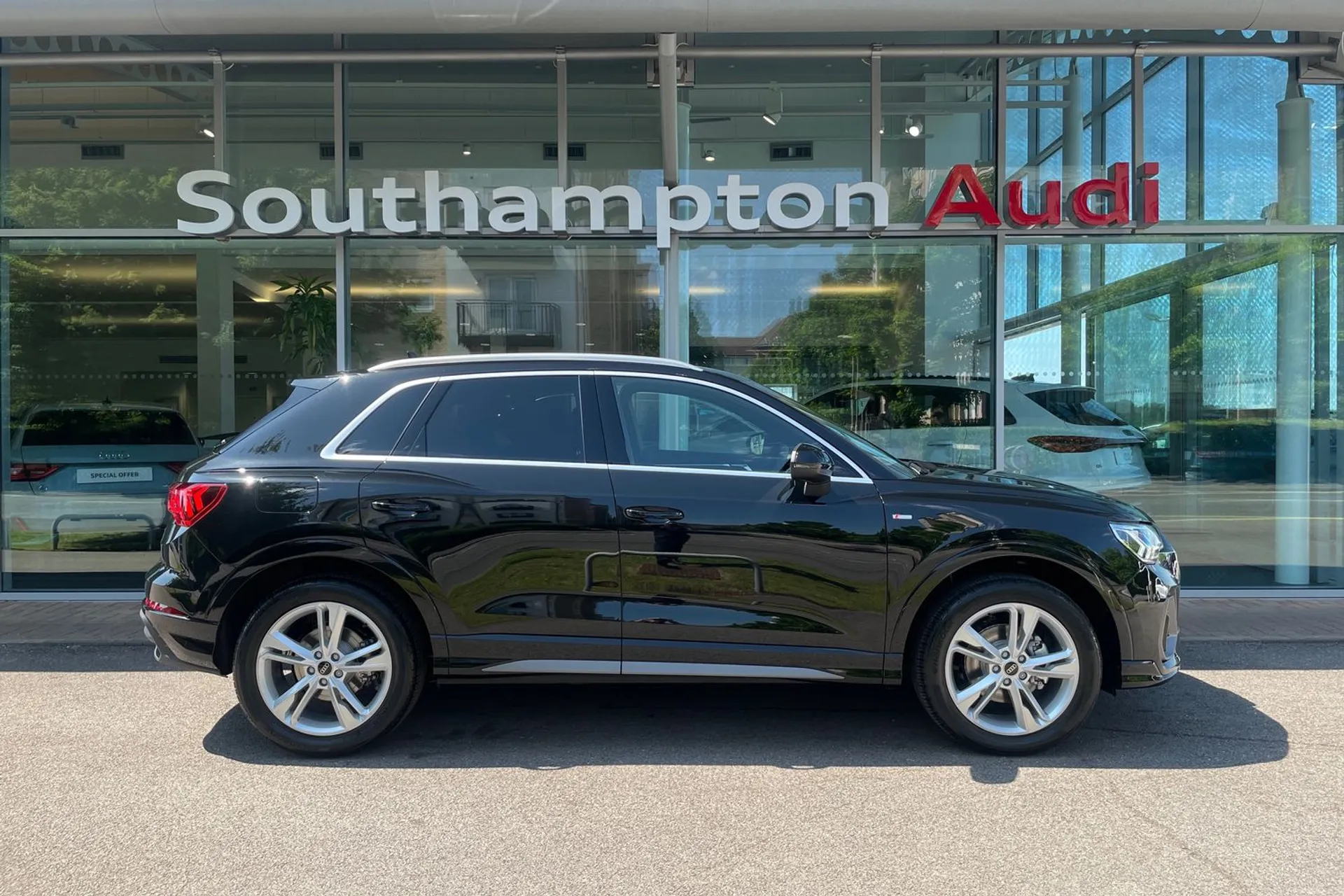 Audi Q3 thumbnail image number 2