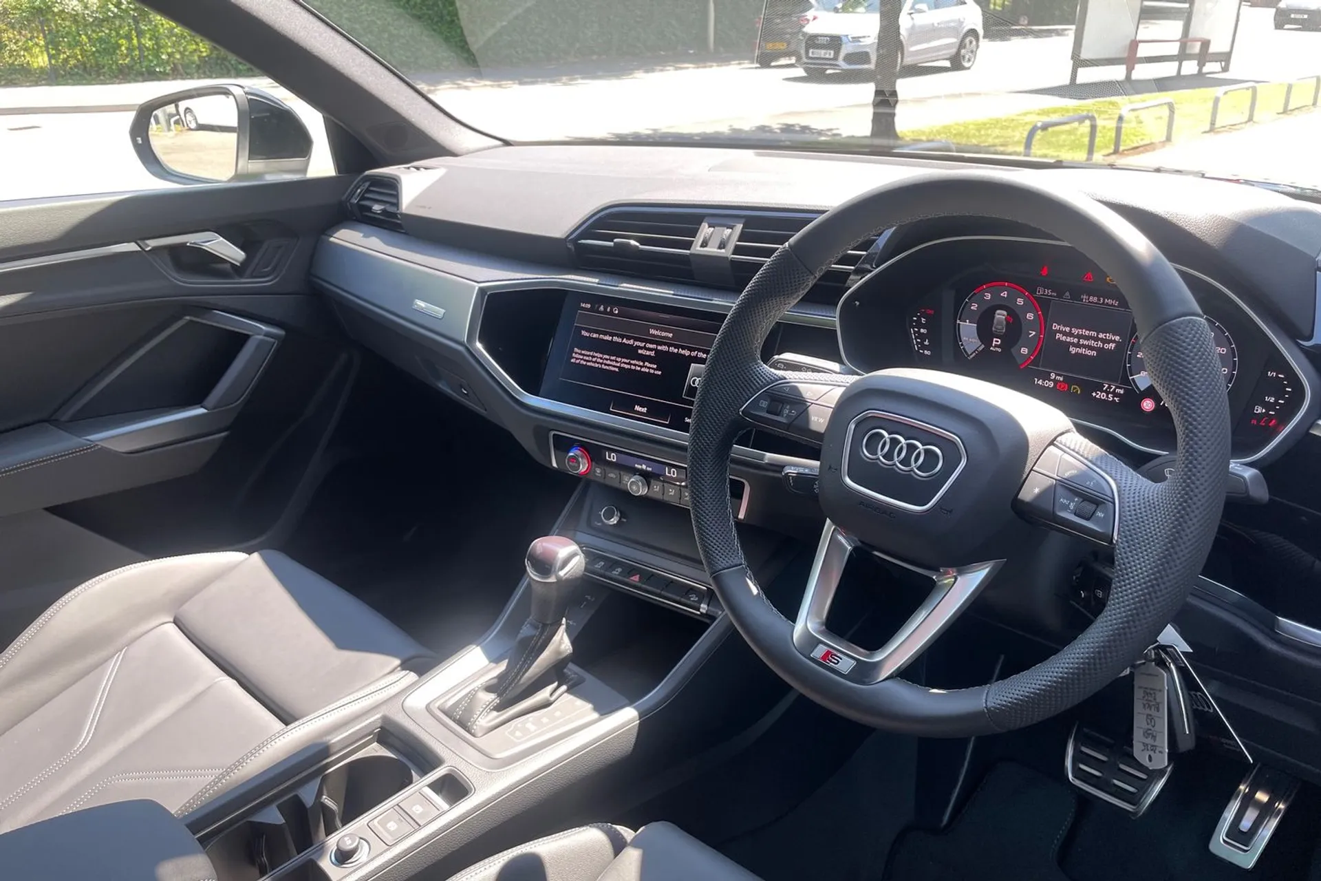 Audi Q3 thumbnail image number 25