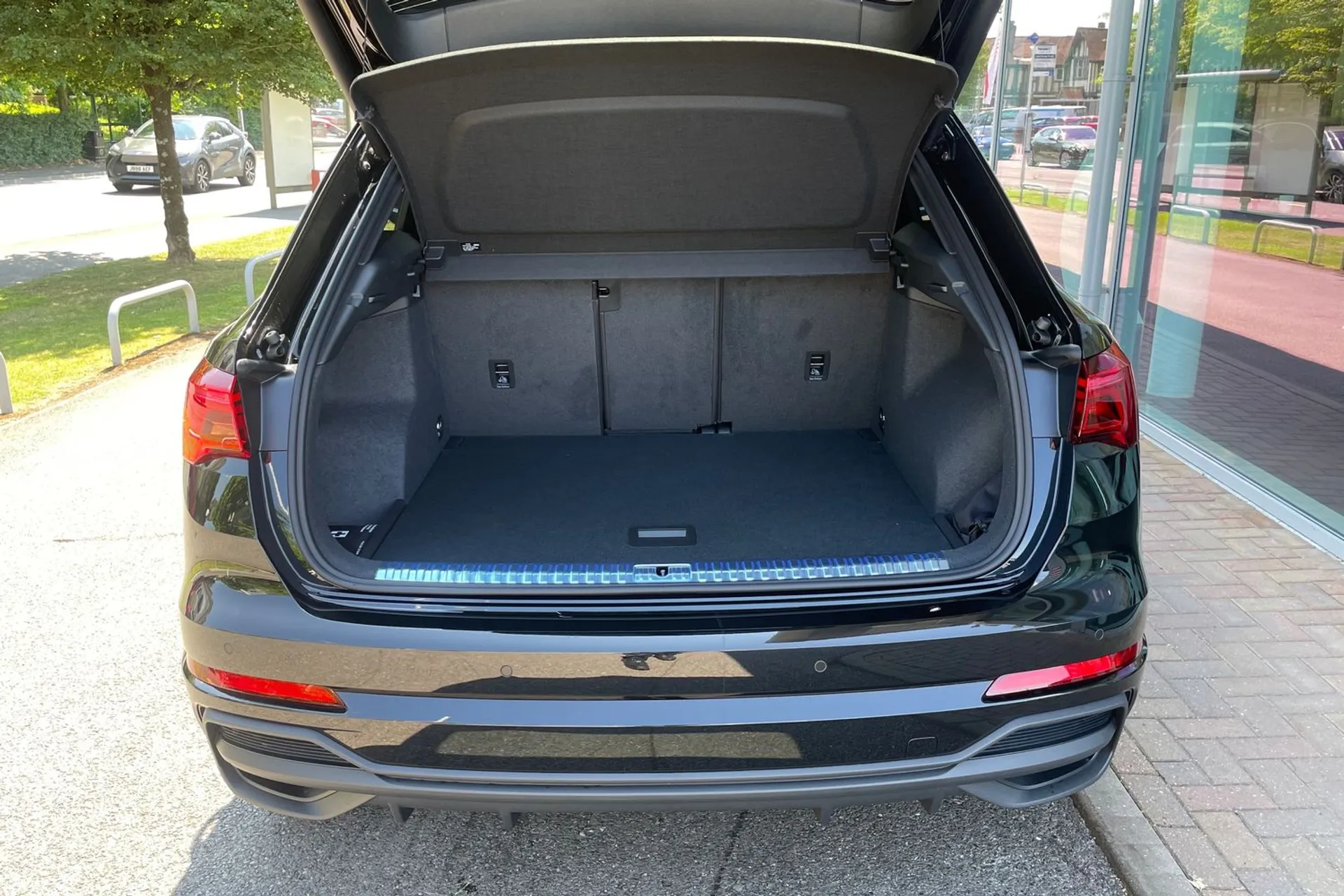 Audi Q3 thumbnail image number 18