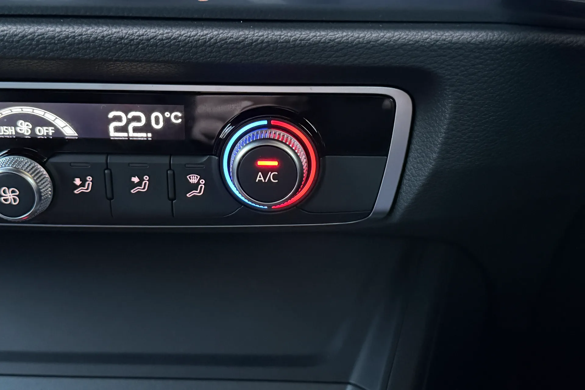 Audi Q3 thumbnail image number 17