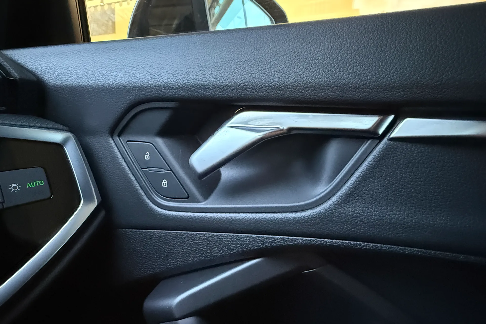 Audi Q3 thumbnail image number 25