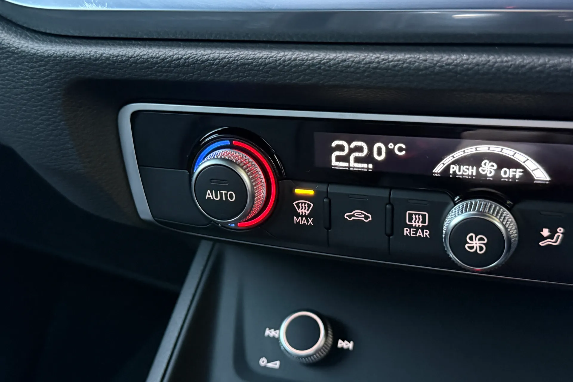 Audi Q3 thumbnail image number 16