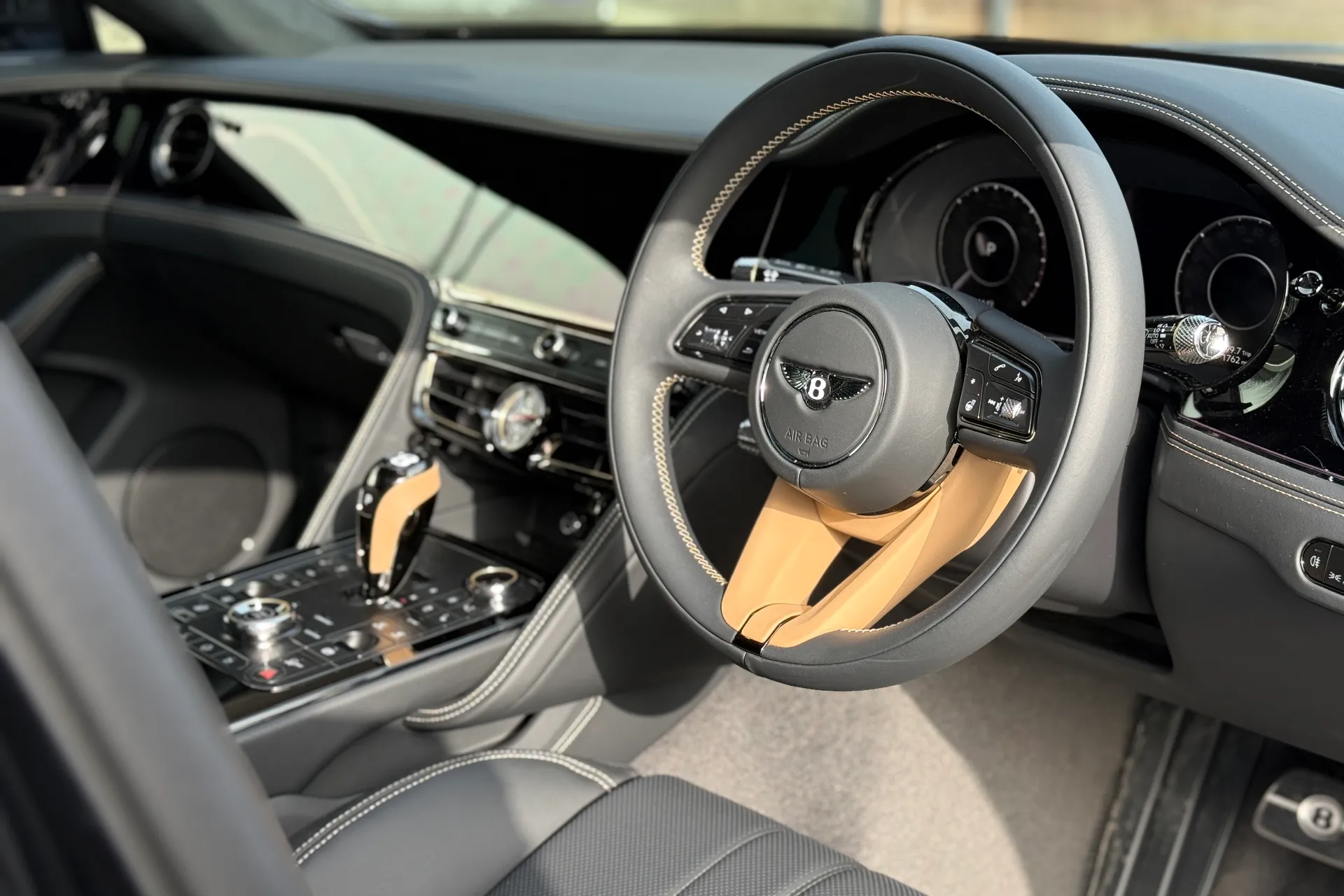 Bentley FLYING SPUR thumbnail image number 11