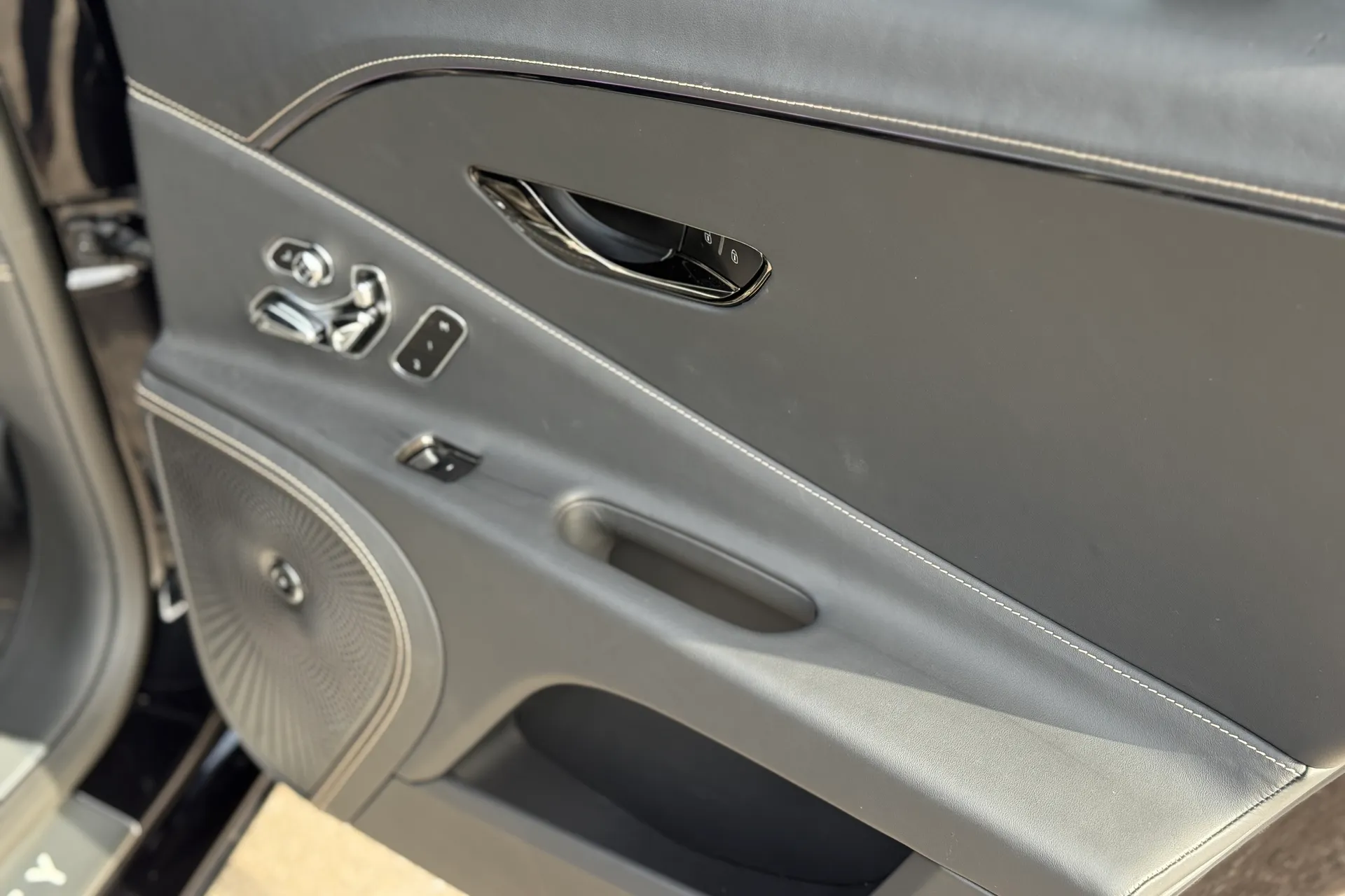 Bentley FLYING SPUR thumbnail image number 18