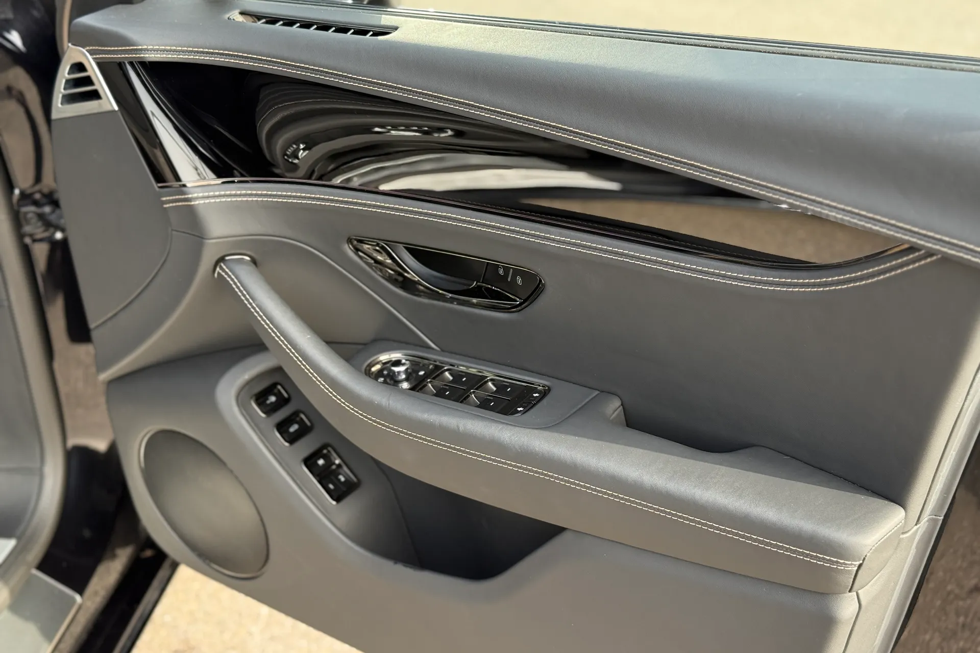 Bentley FLYING SPUR thumbnail image number 12