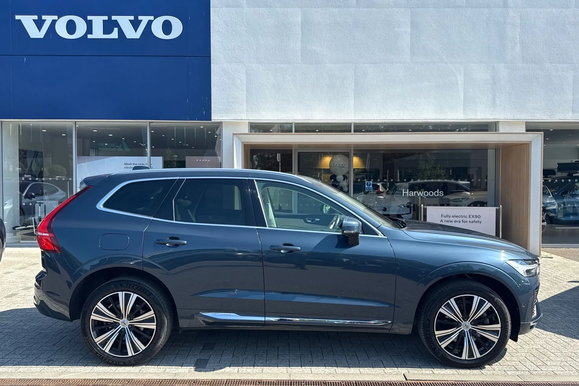 Volvo XC60 thumbnail image number 2