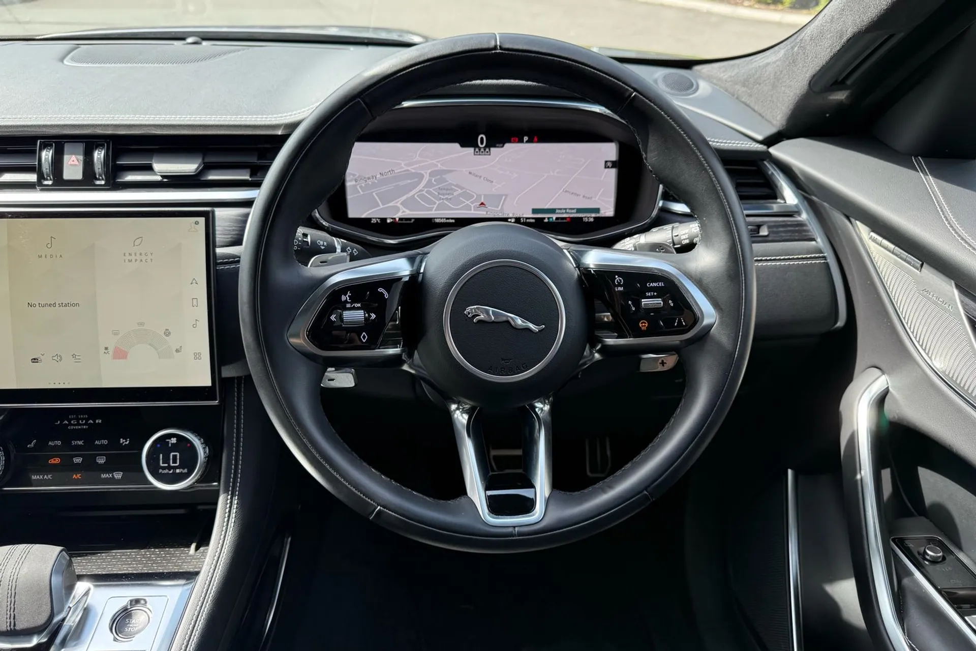 Jaguar F-PACE thumbnail image number 12