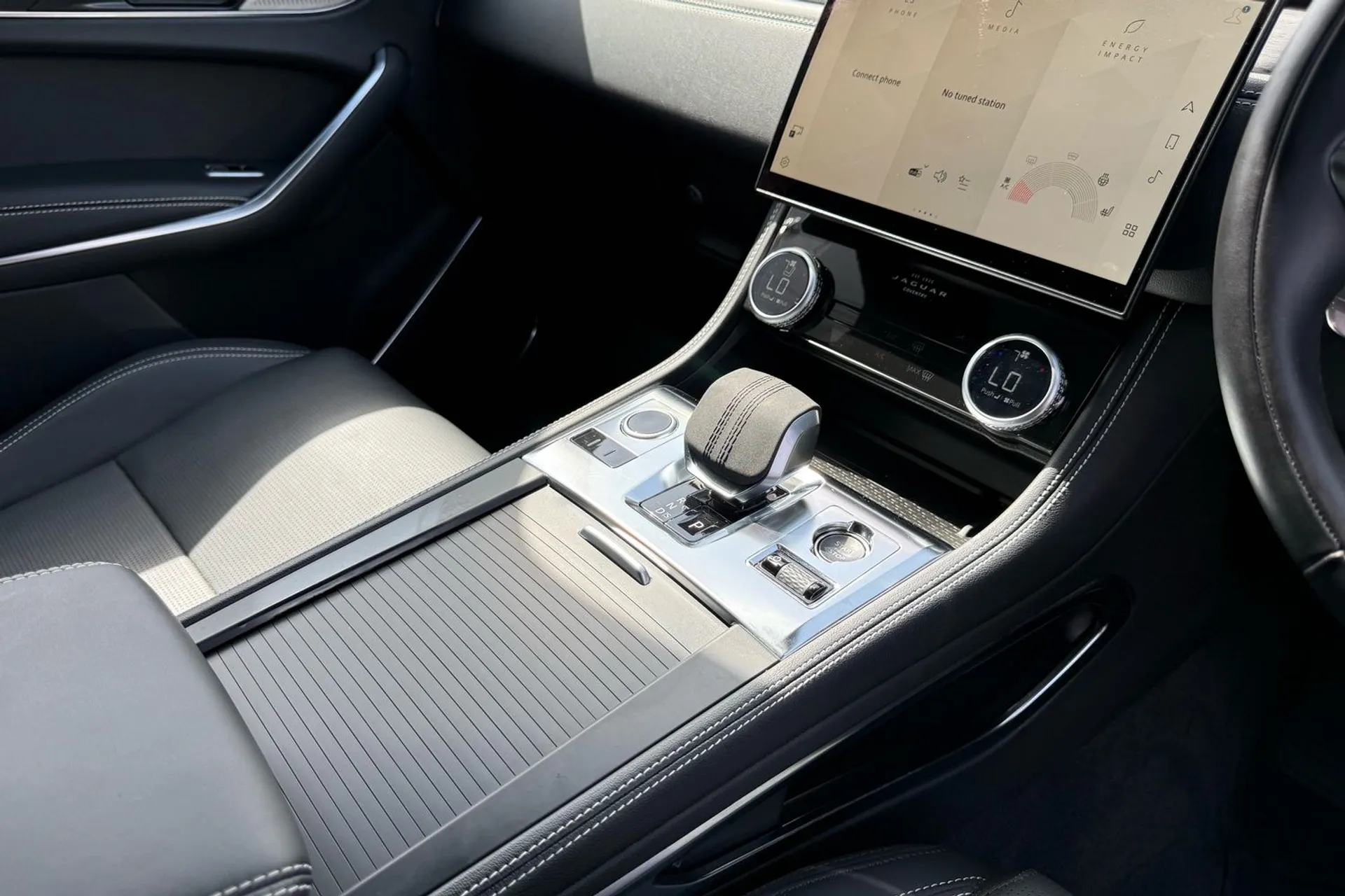 Jaguar F-PACE thumbnail image number 19