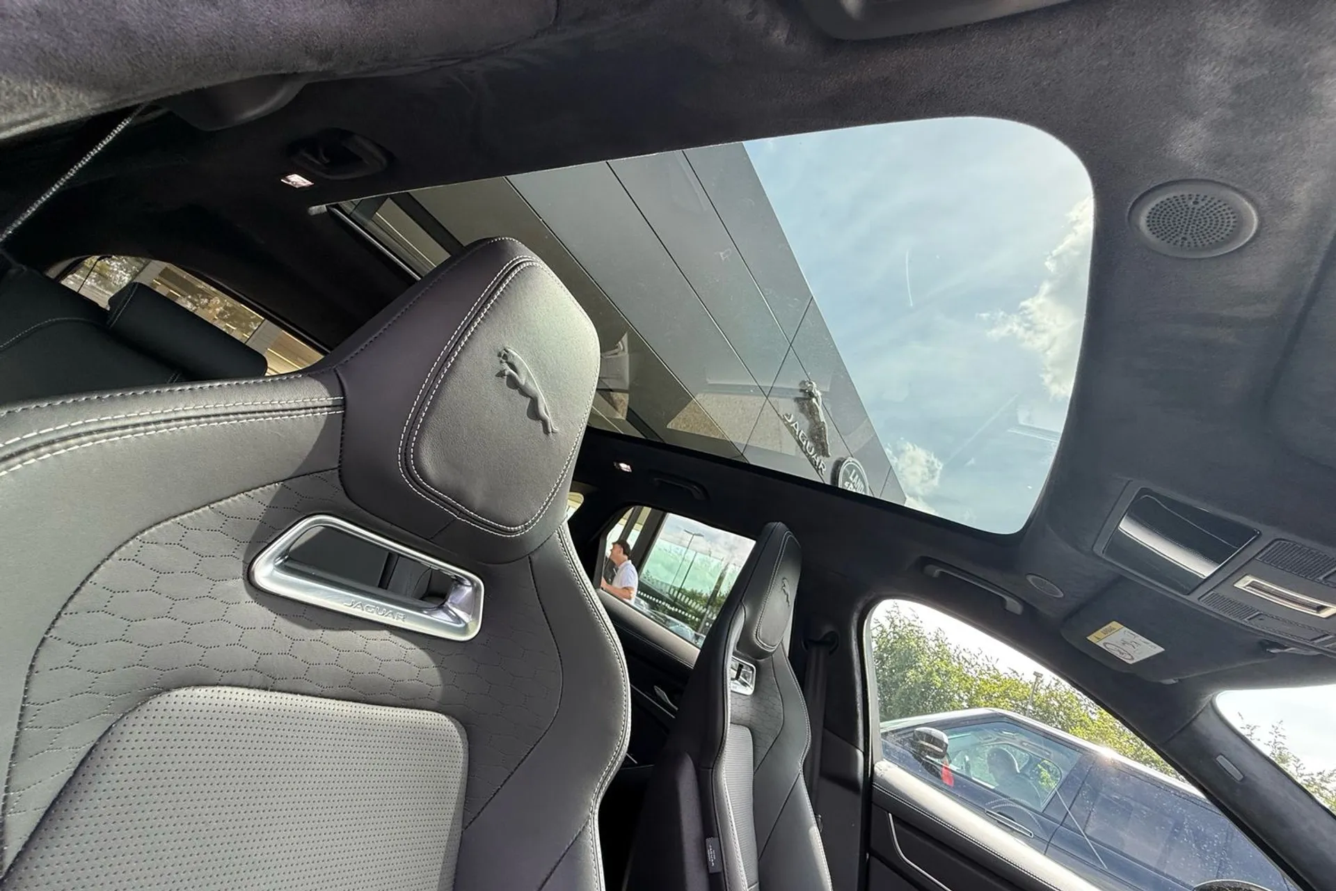 Jaguar F-PACE thumbnail image number 35