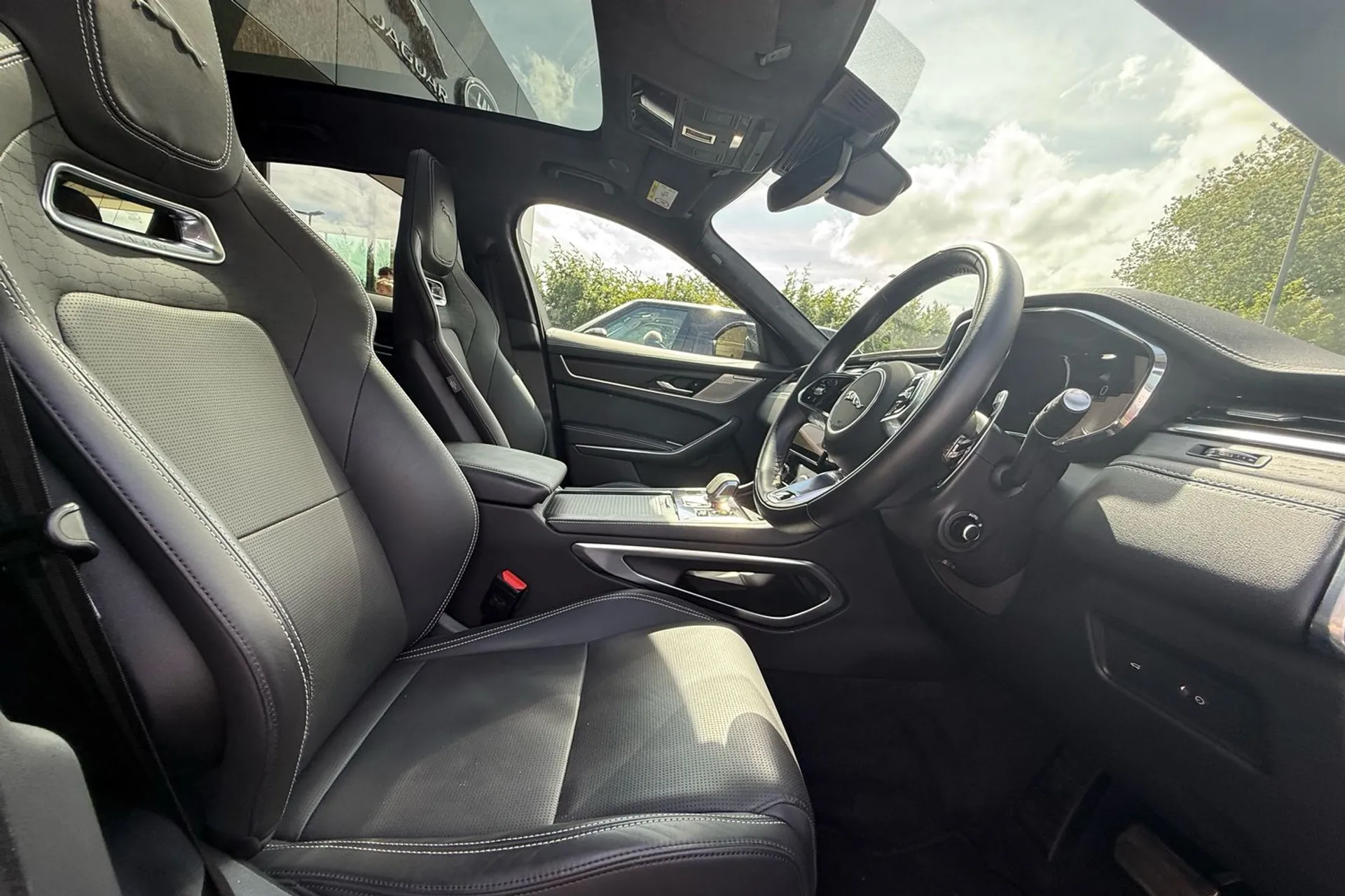 Jaguar F-PACE thumbnail image number 9