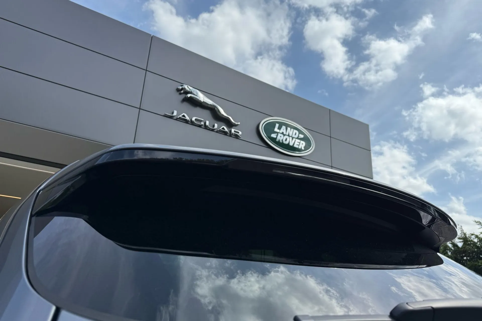 Jaguar F-PACE thumbnail image number 32