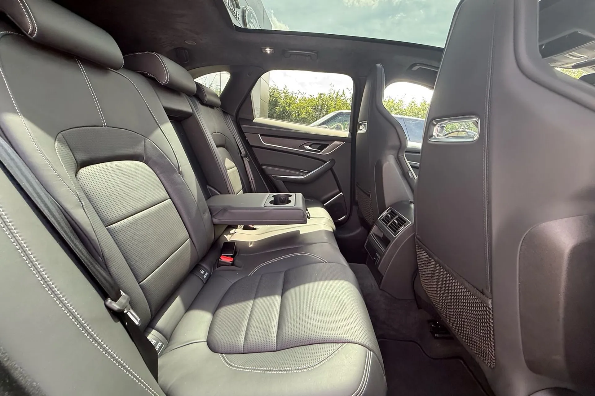 Jaguar F-PACE thumbnail image number 41