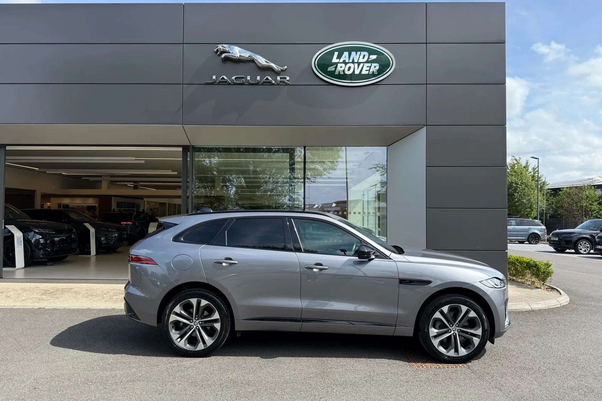 Jaguar F-PACE thumbnail image number 2