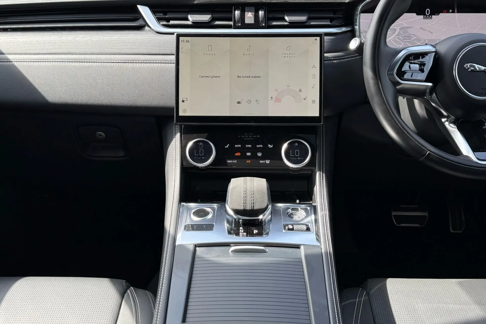Jaguar F-PACE thumbnail image number 15