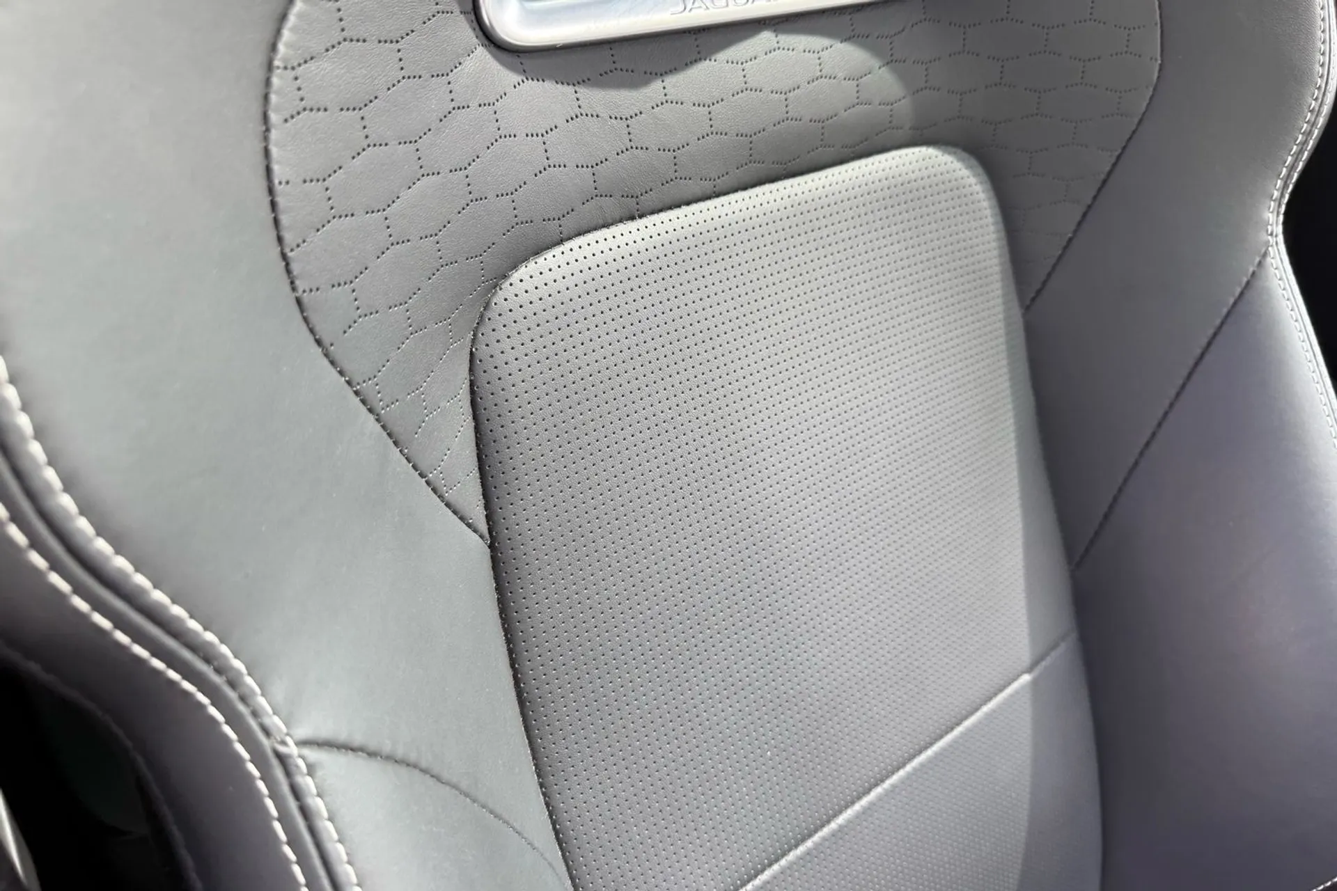 Jaguar F-PACE thumbnail image number 33