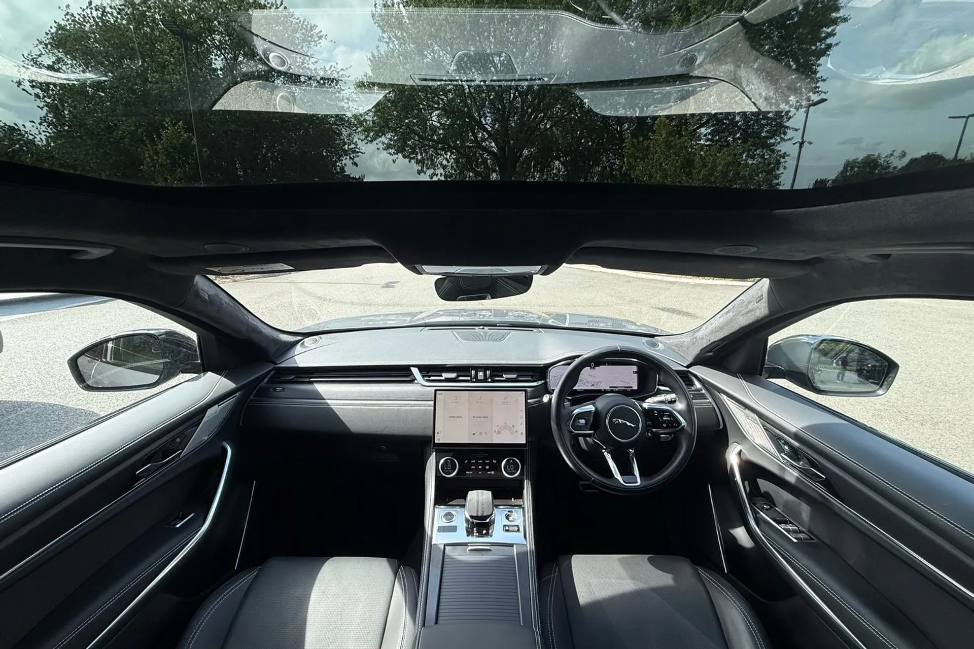 Jaguar F-PACE thumbnail image number 3