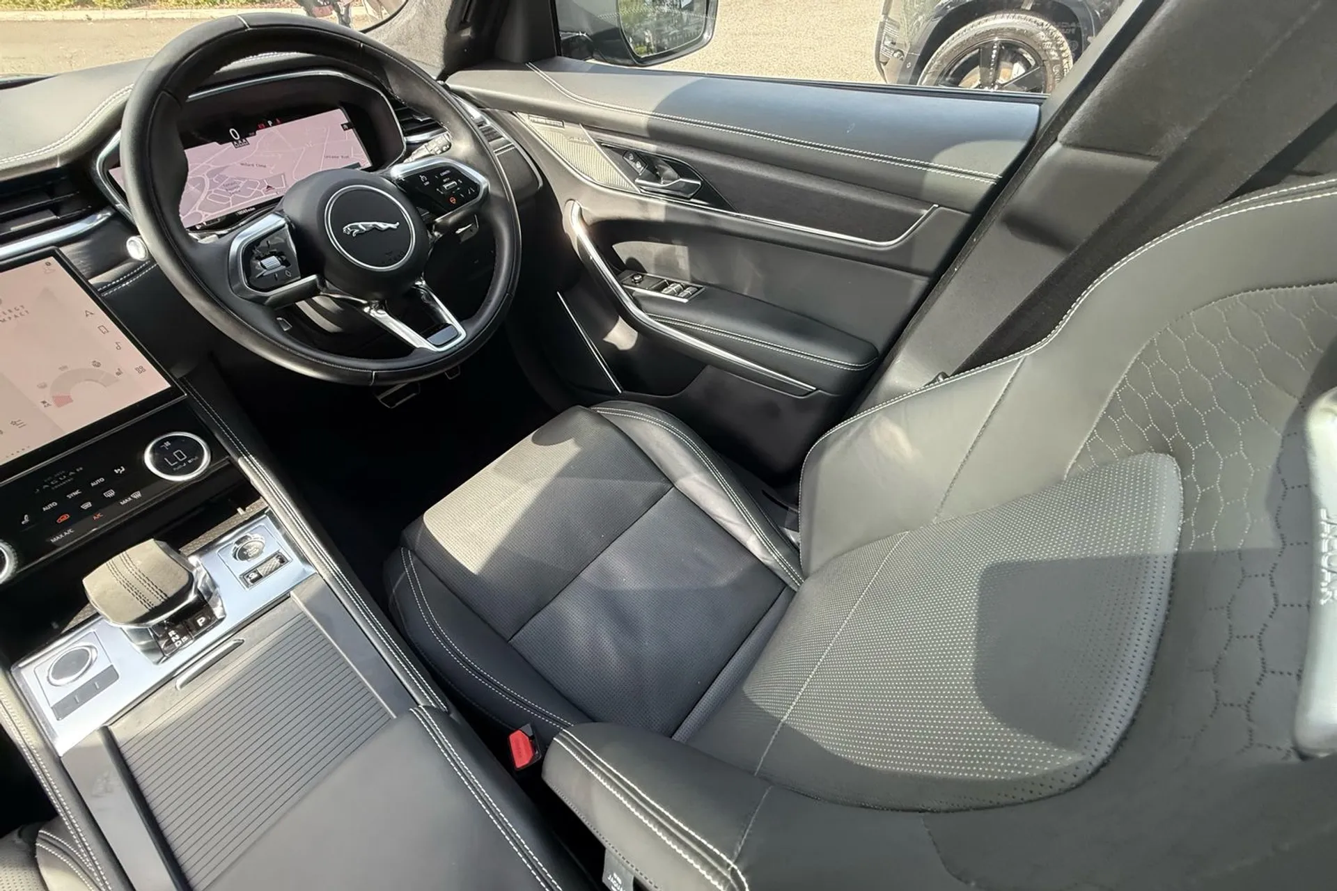 Jaguar F-PACE thumbnail image number 14