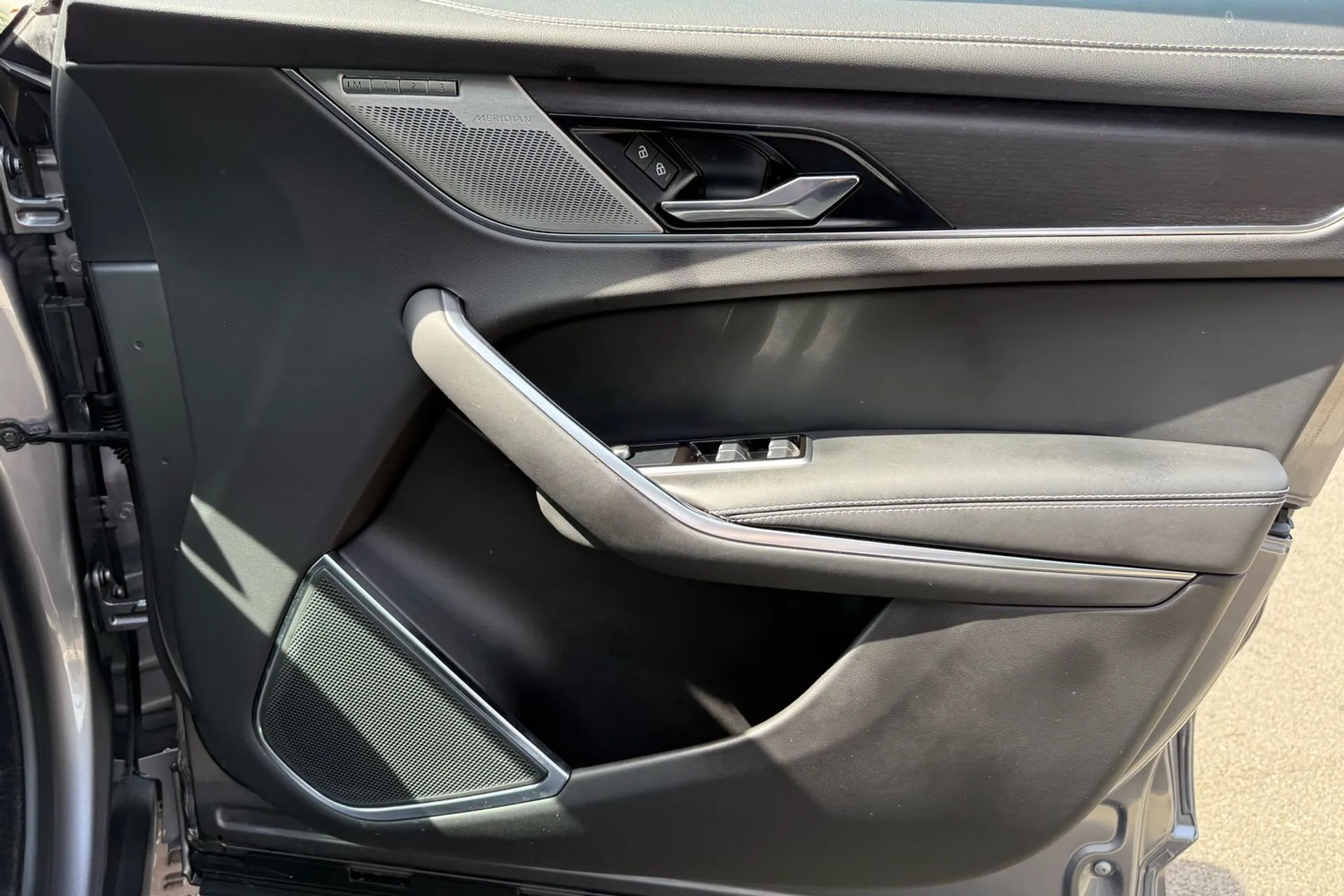 Jaguar F-PACE thumbnail image number 52