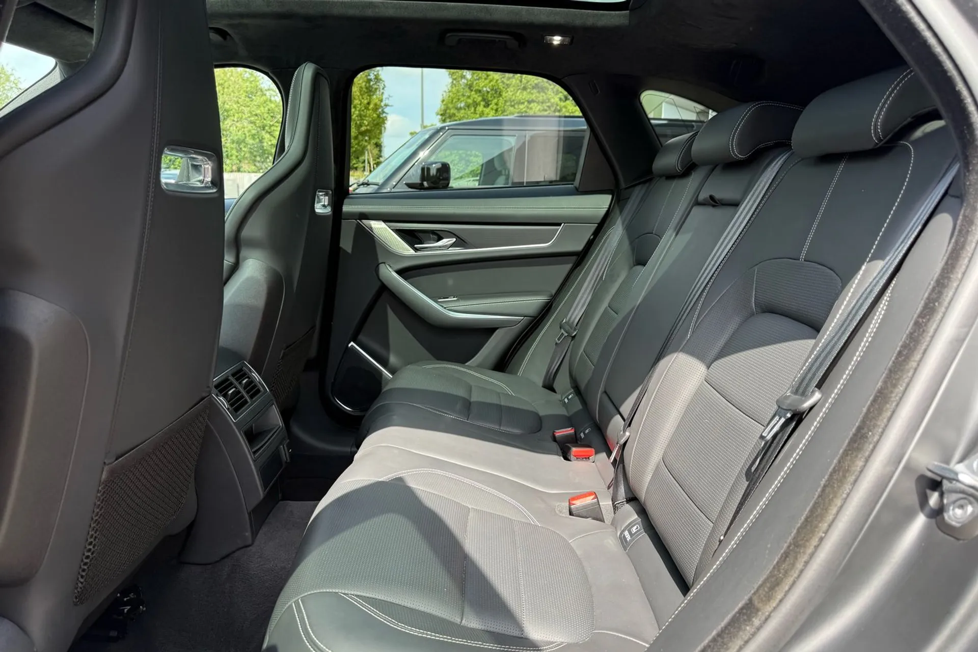 Jaguar F-PACE thumbnail image number 50