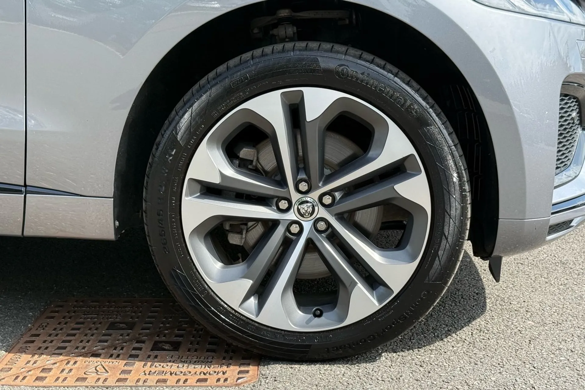 Jaguar F-PACE thumbnail image number 23