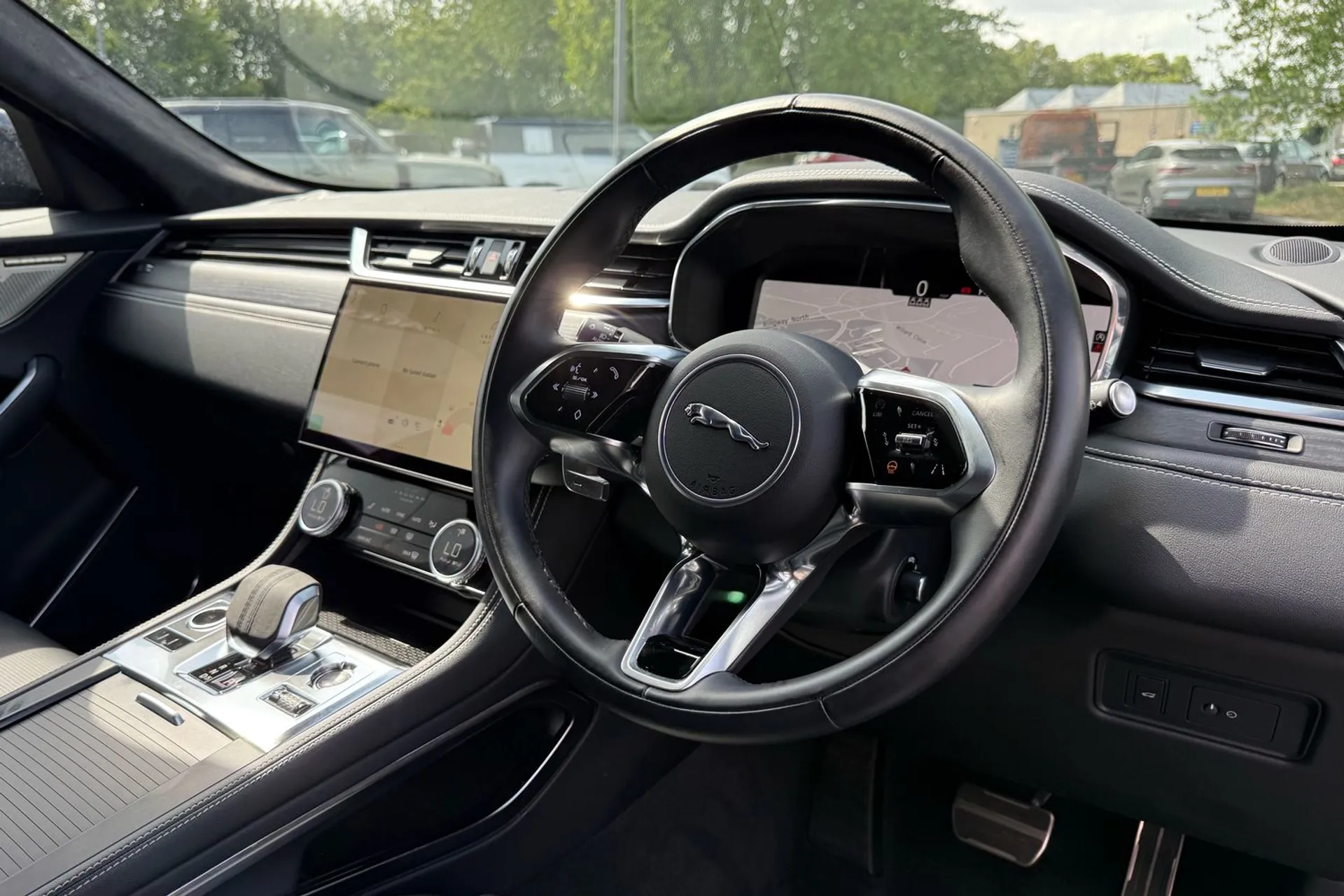 Jaguar F-PACE thumbnail image number 31