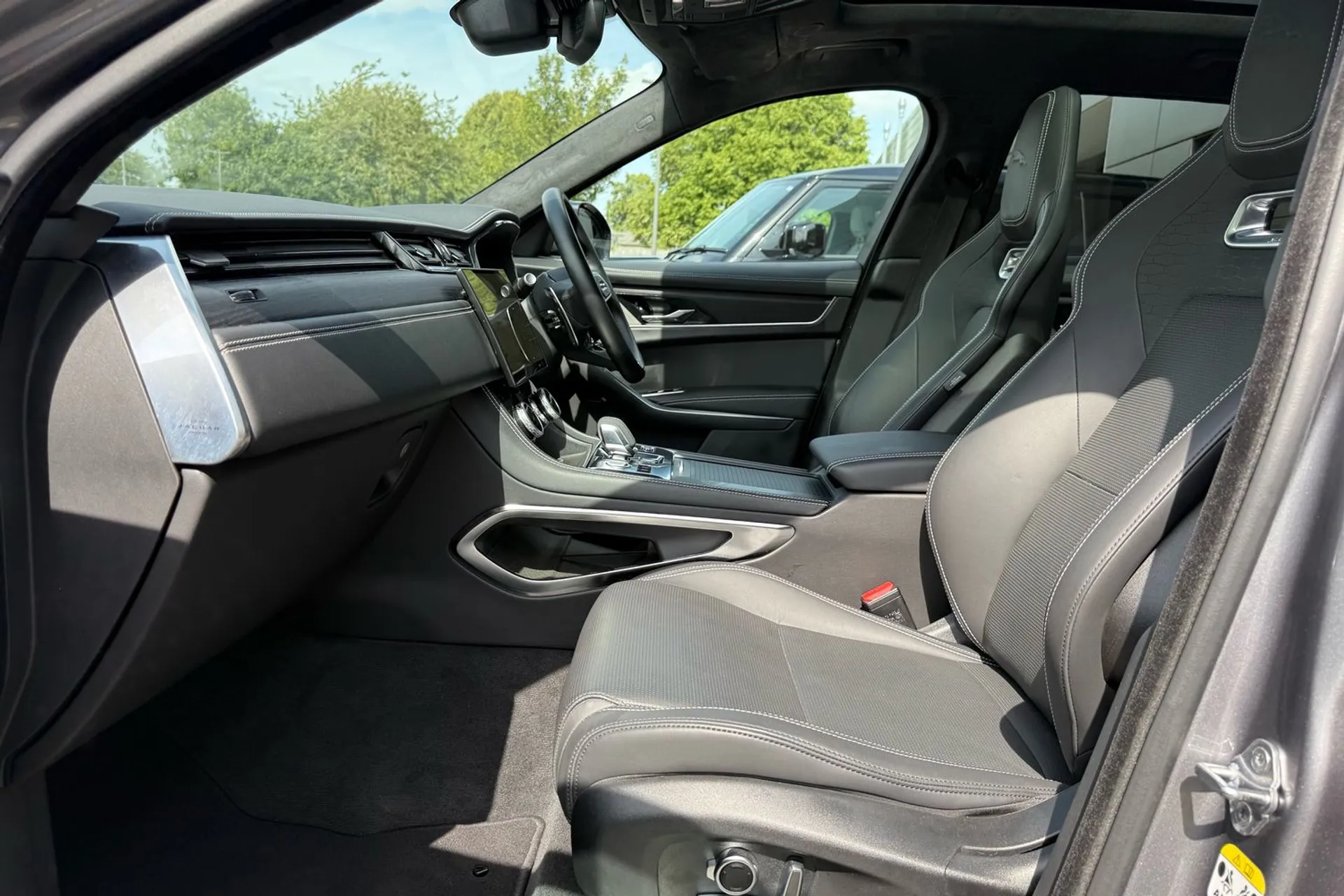 Jaguar F-PACE thumbnail image number 10