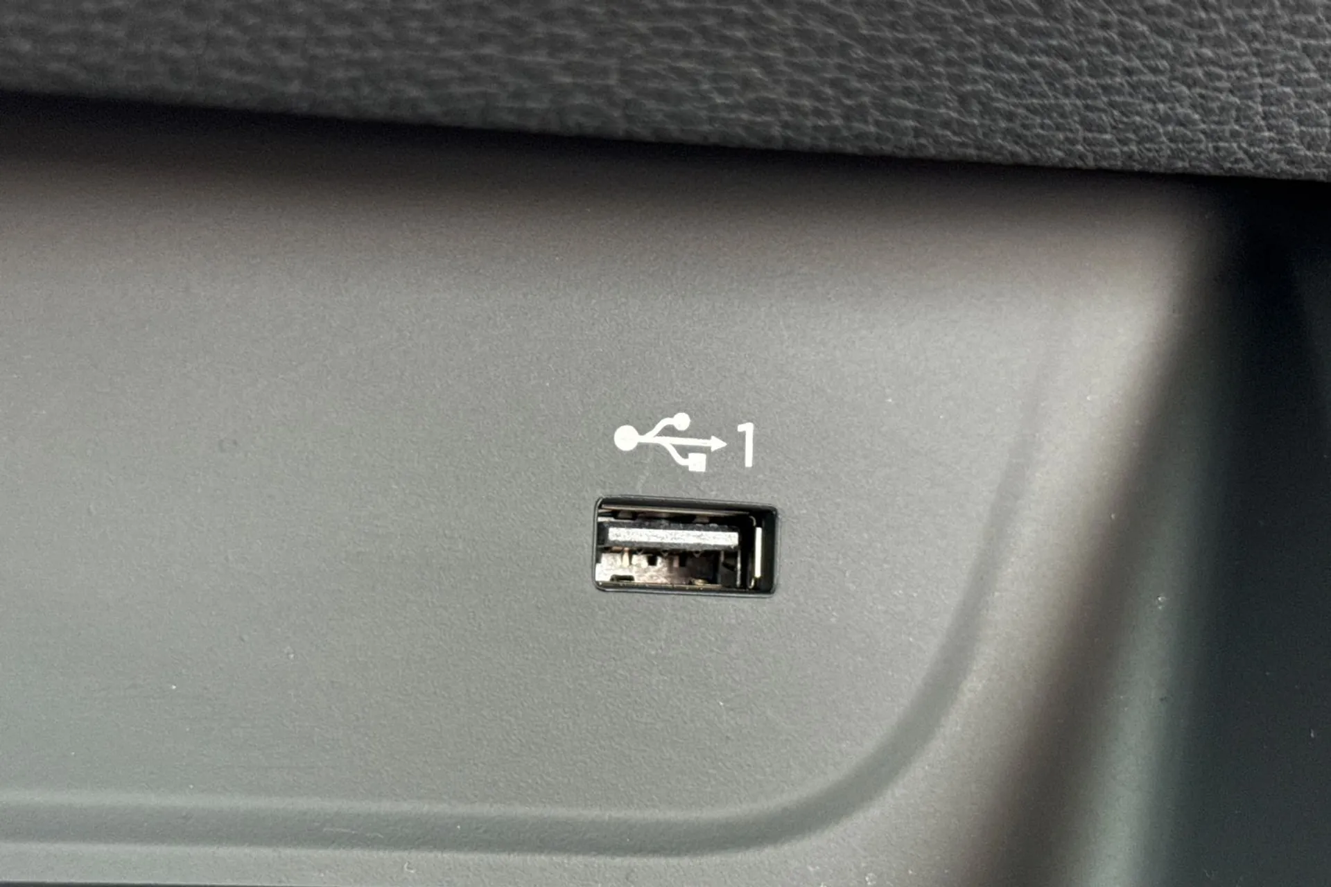 Audi A4 thumbnail image number 44