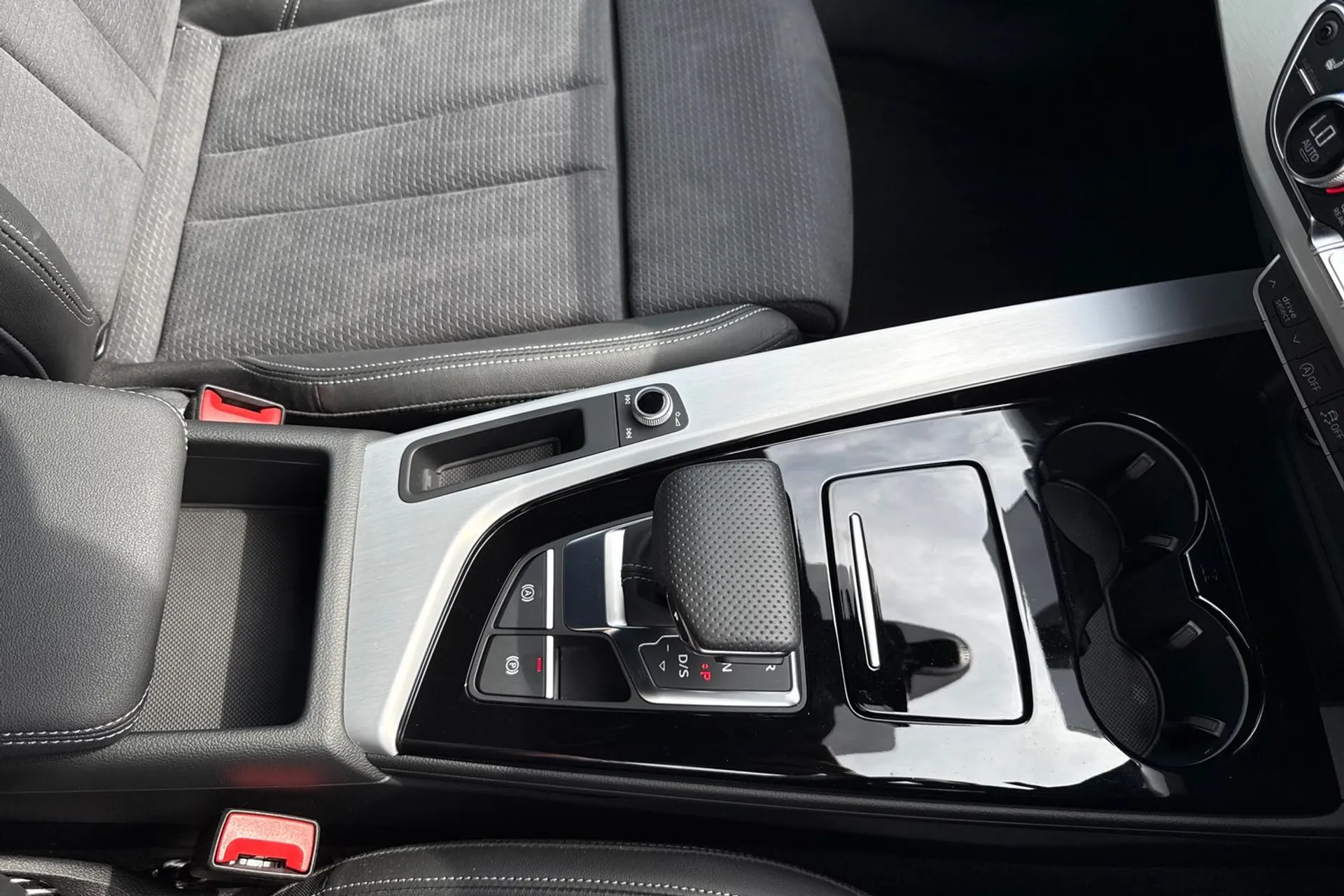 Audi A4 thumbnail image number 43