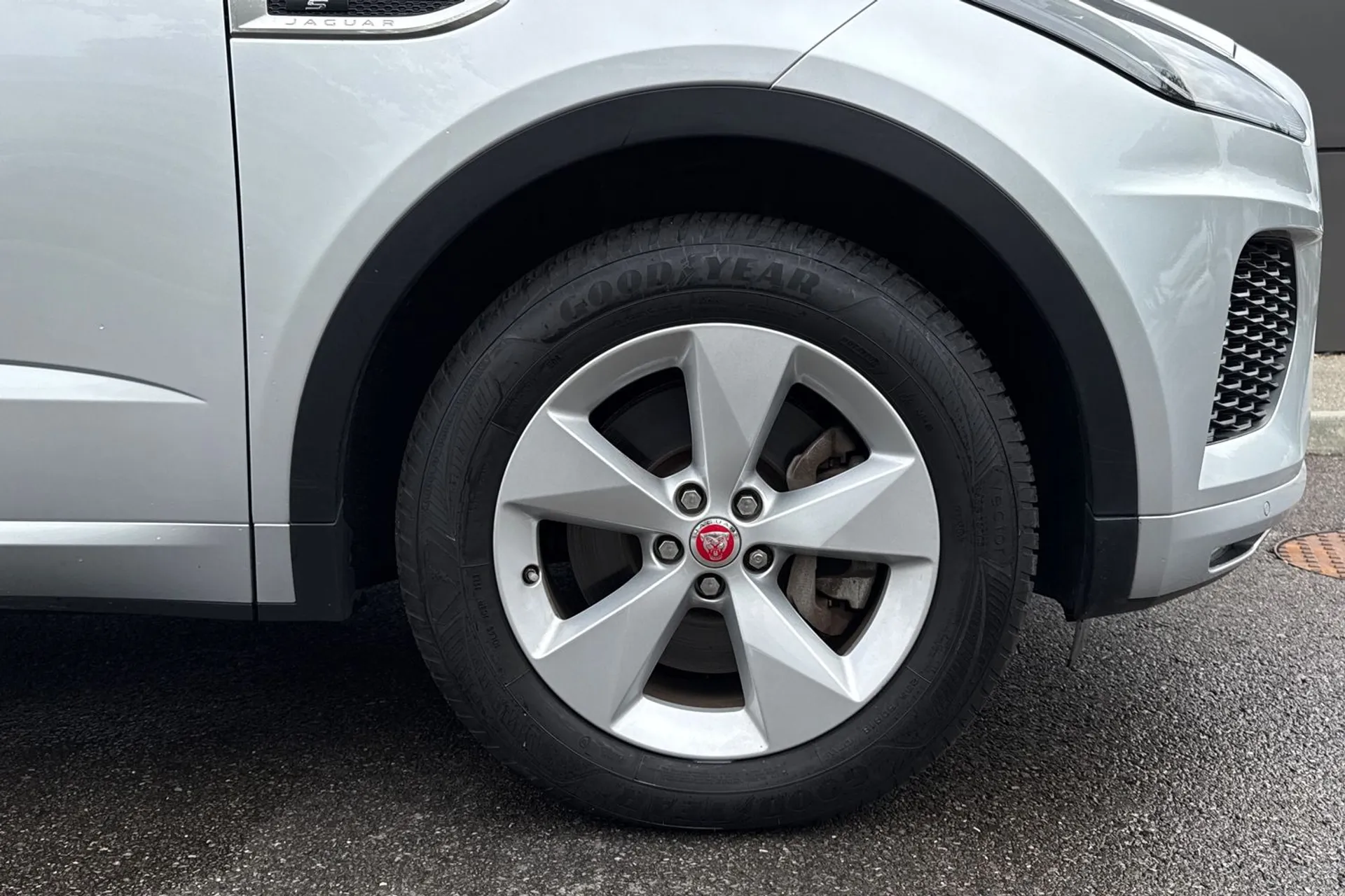 Jaguar E-PACE thumbnail image number 19