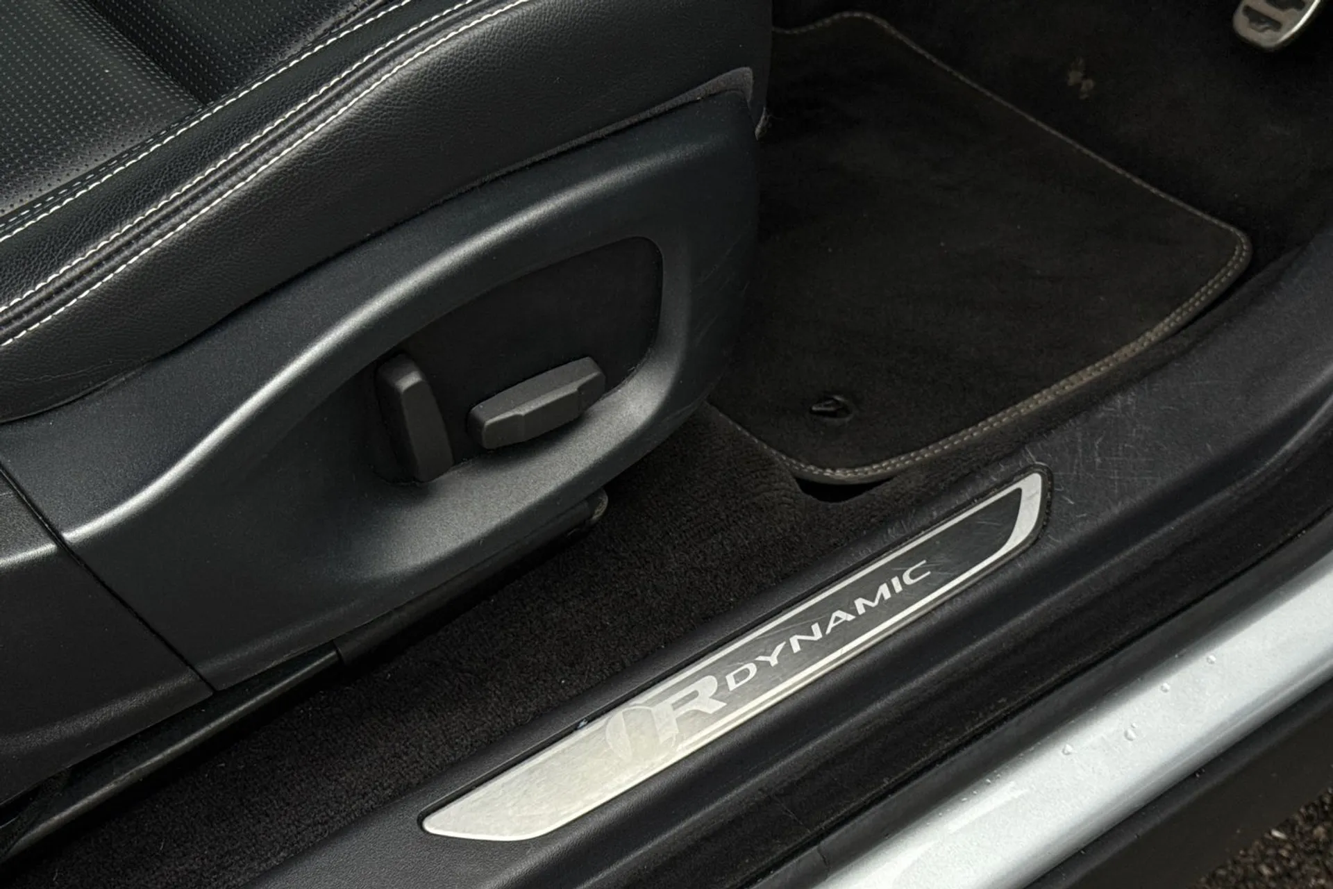 Jaguar E-PACE thumbnail image number 40