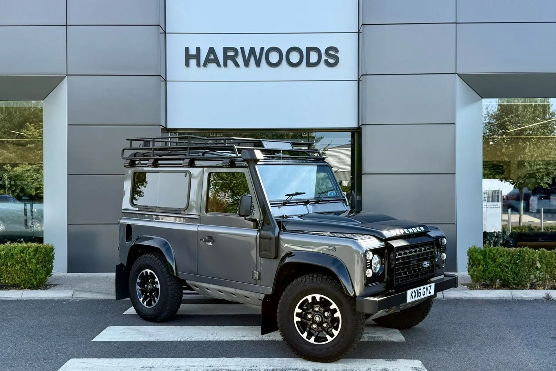 LAND ROVER DEFENDER focused image