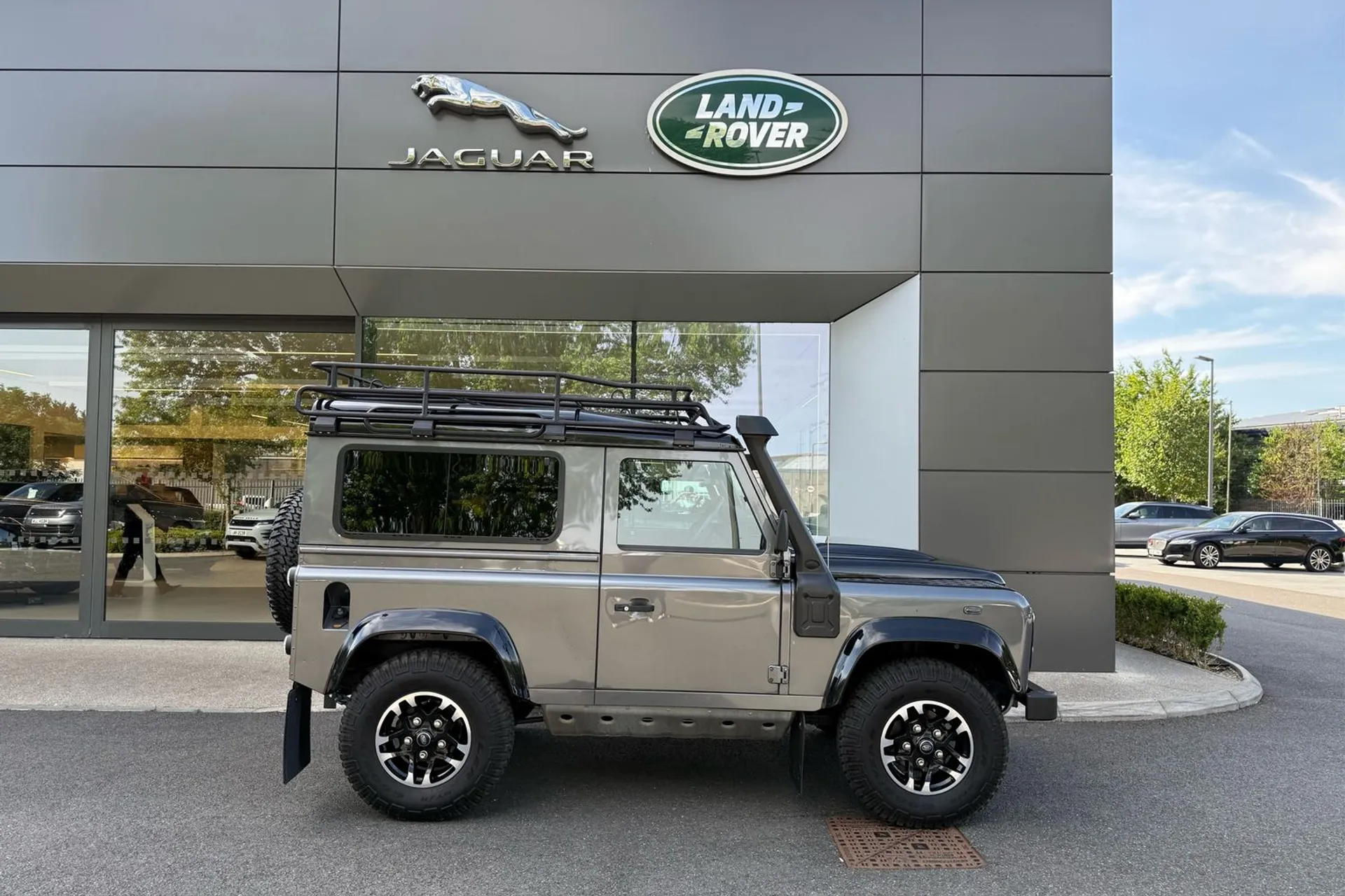 LAND ROVER DEFENDER thumbnail image number 2