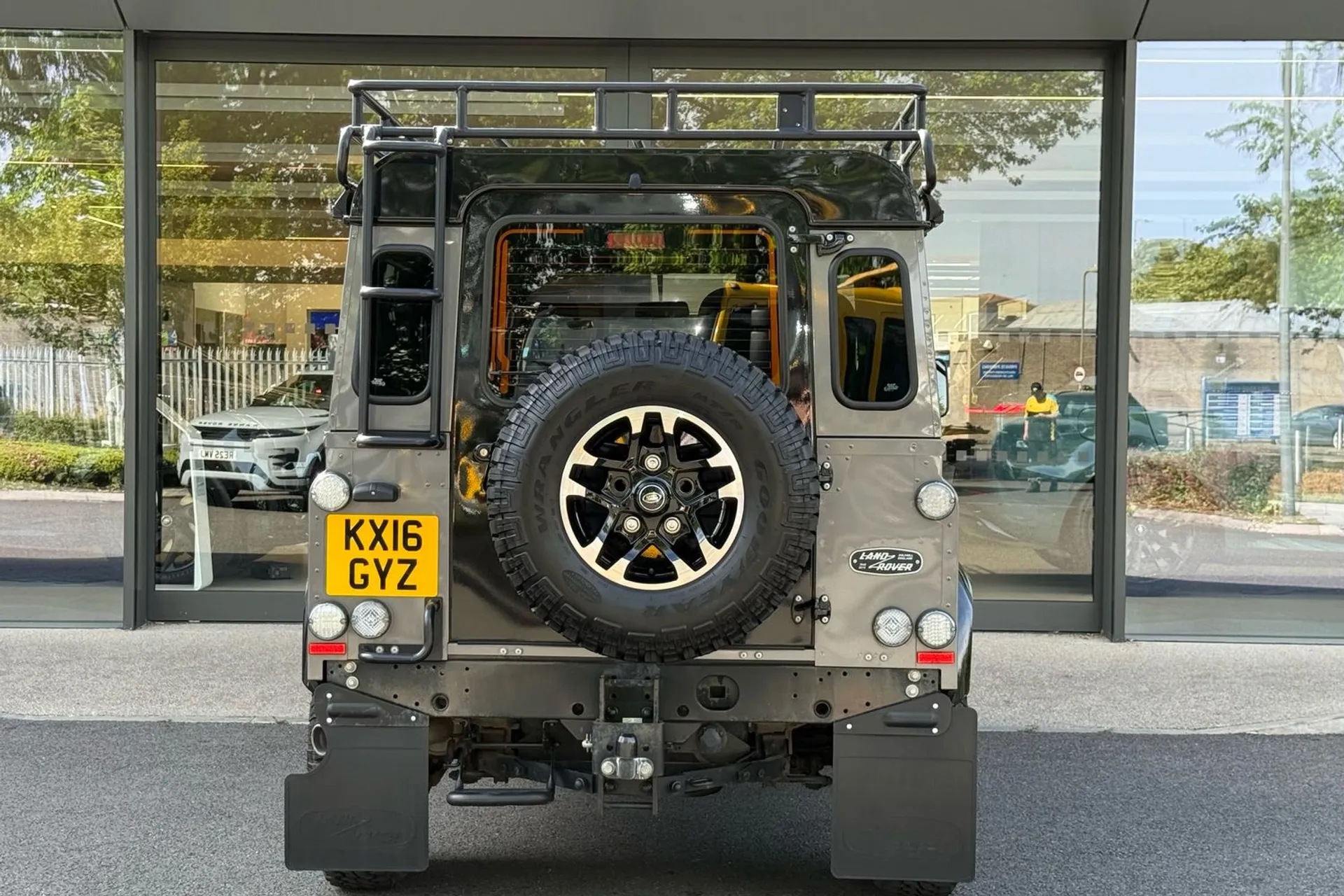 LAND ROVER DEFENDER thumbnail image number 8