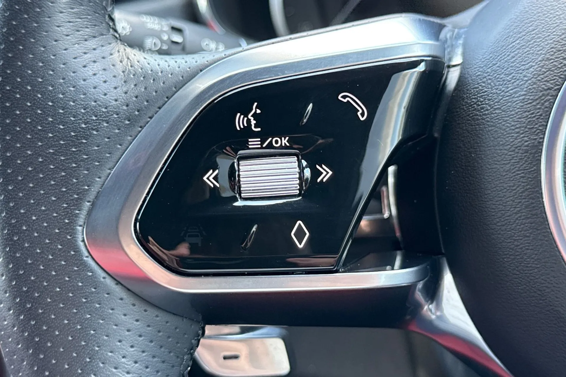 Jaguar F-PACE thumbnail image number 23