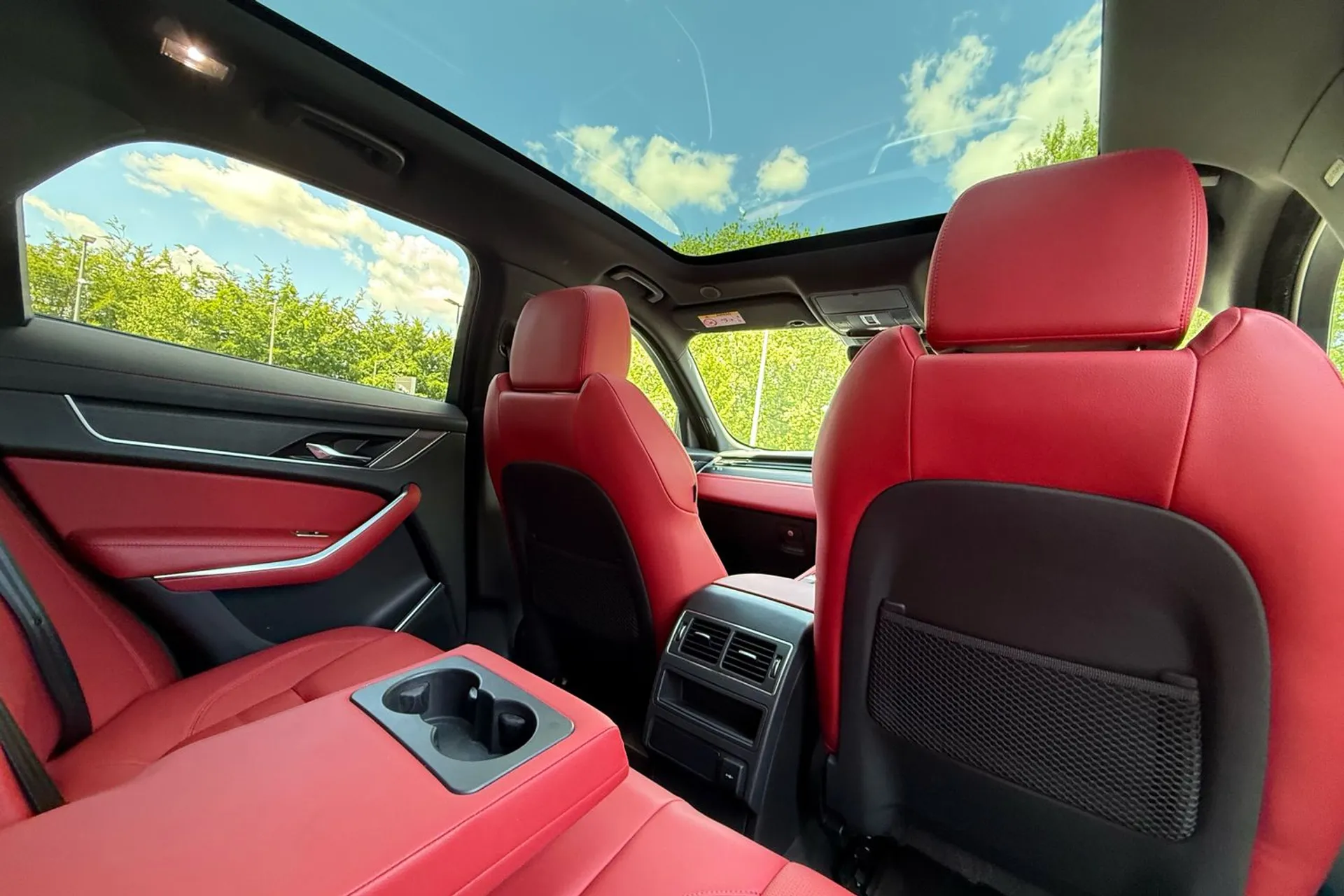 Jaguar F-PACE thumbnail image number 41