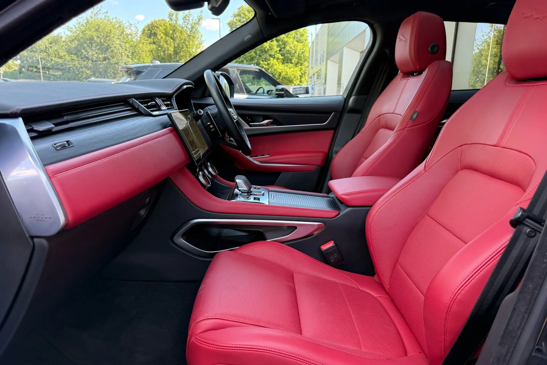 Jaguar F-PACE thumbnail image number 10