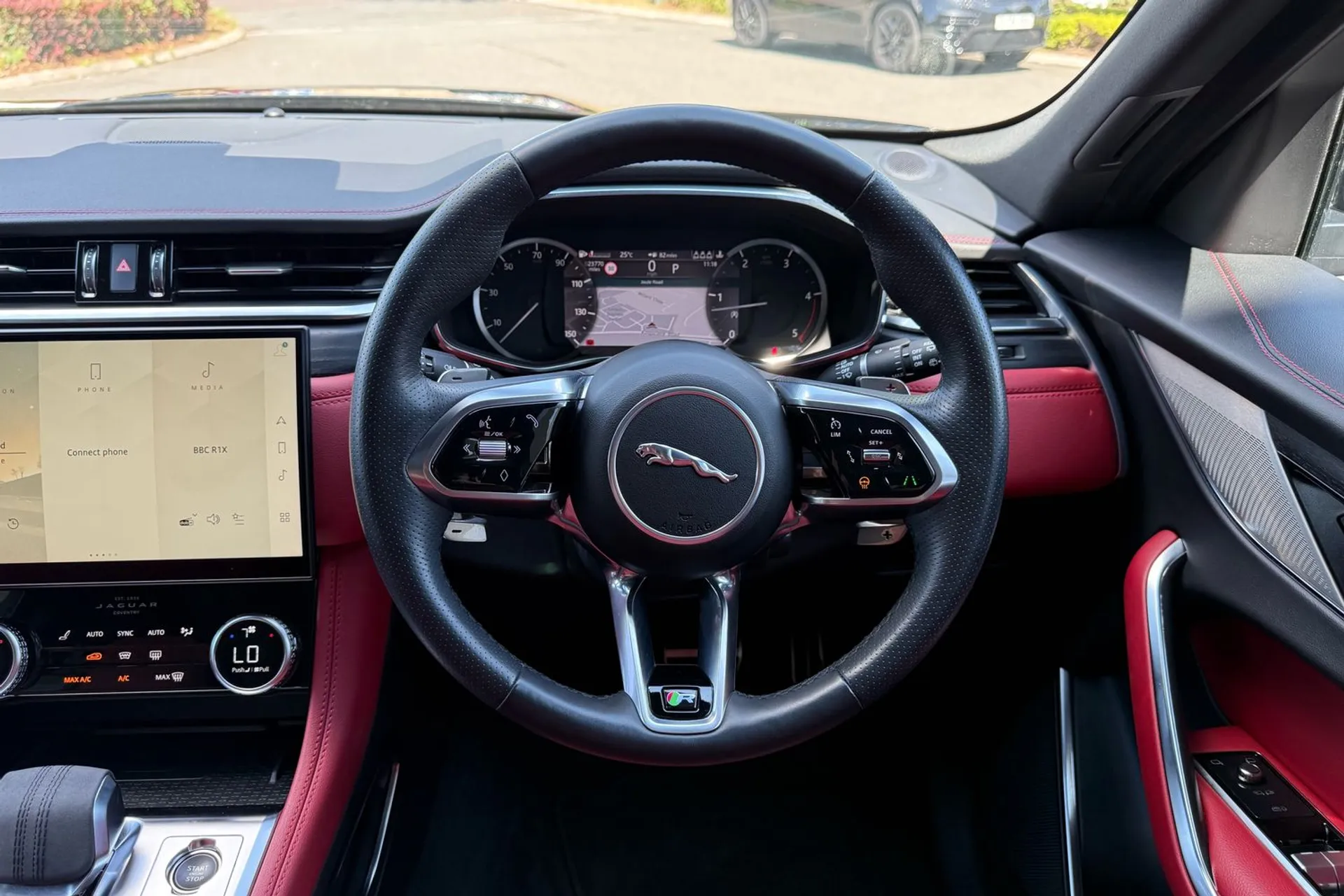 Jaguar F-PACE thumbnail image number 12